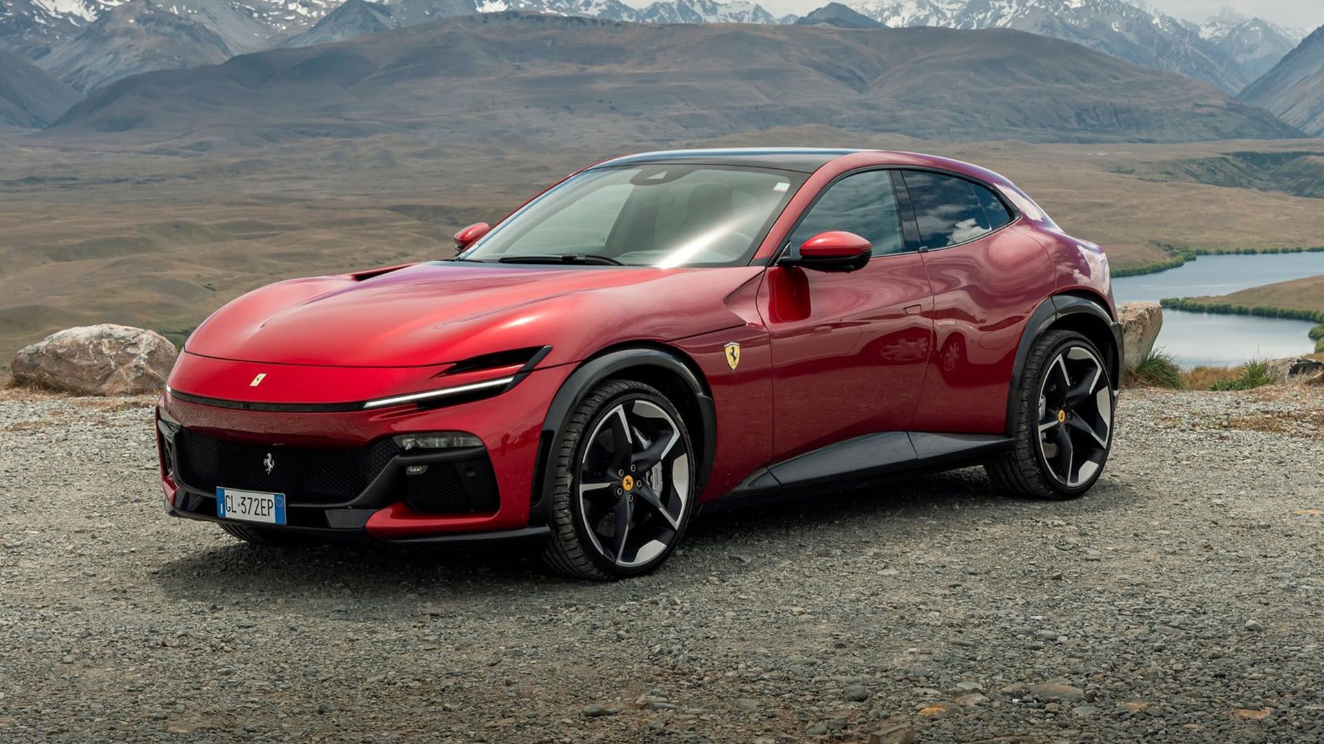 Ferrari Purosangue Vermelha 2023 estacionada