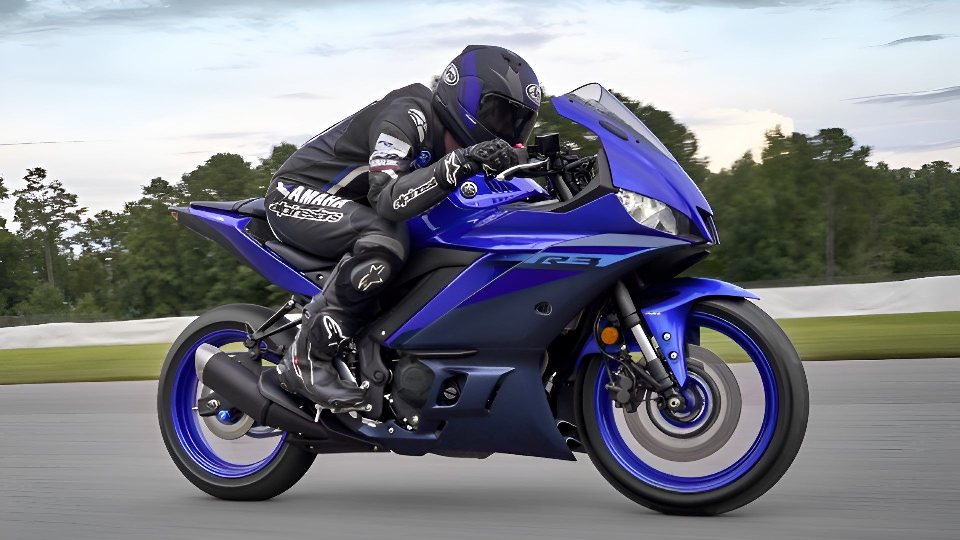 2024 Yamaha R3 accelerating on the racetrack