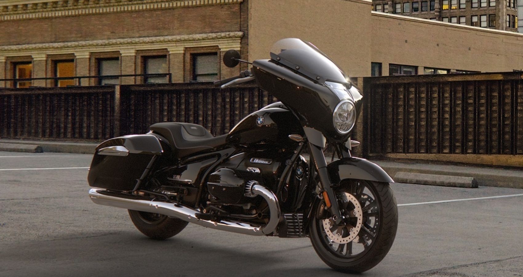 Perfil frontal de três quartos da BMW R 18 B 2024