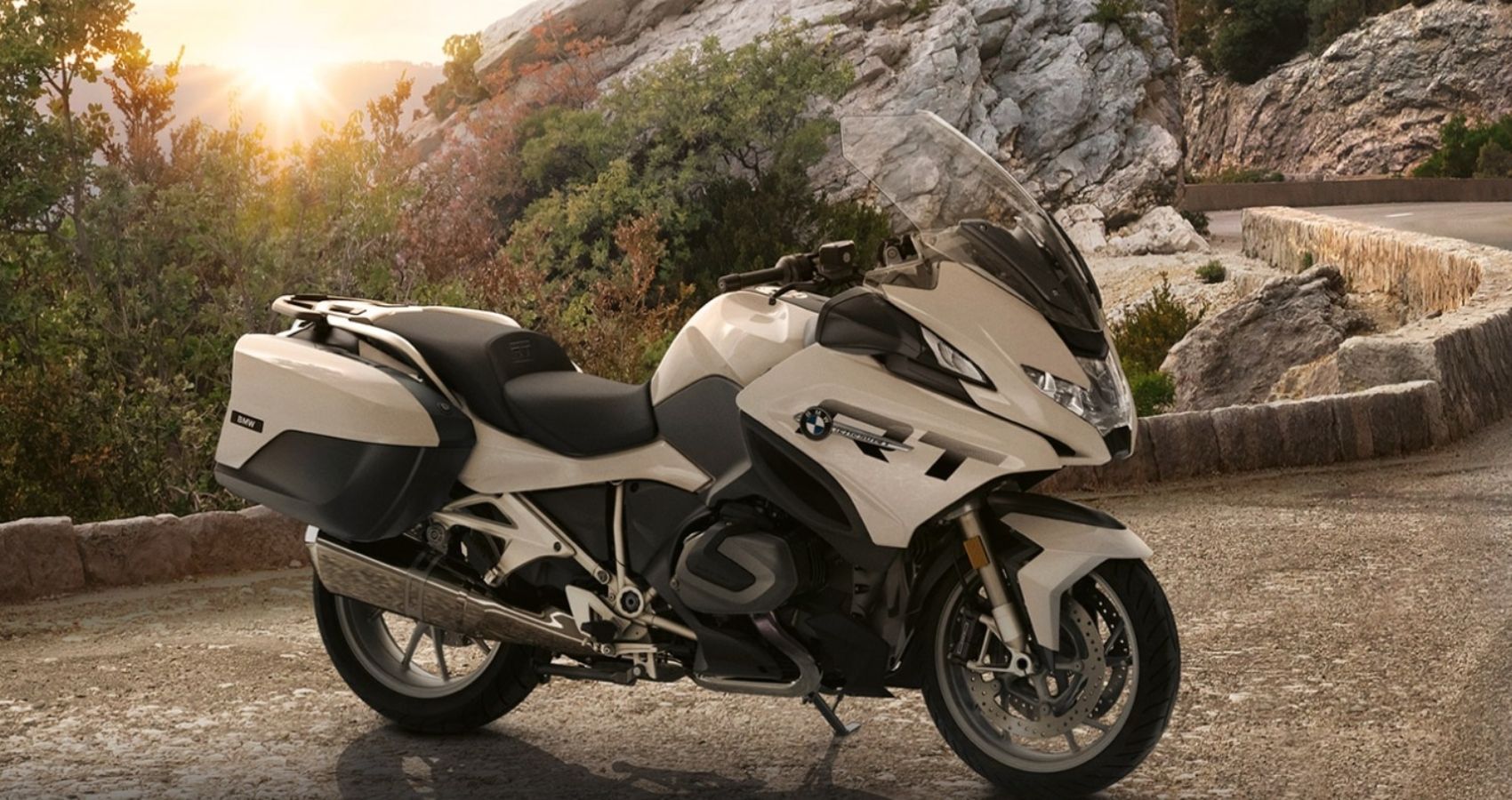 Perfil frontal de três quartos da BMW R 1250 RT 2024