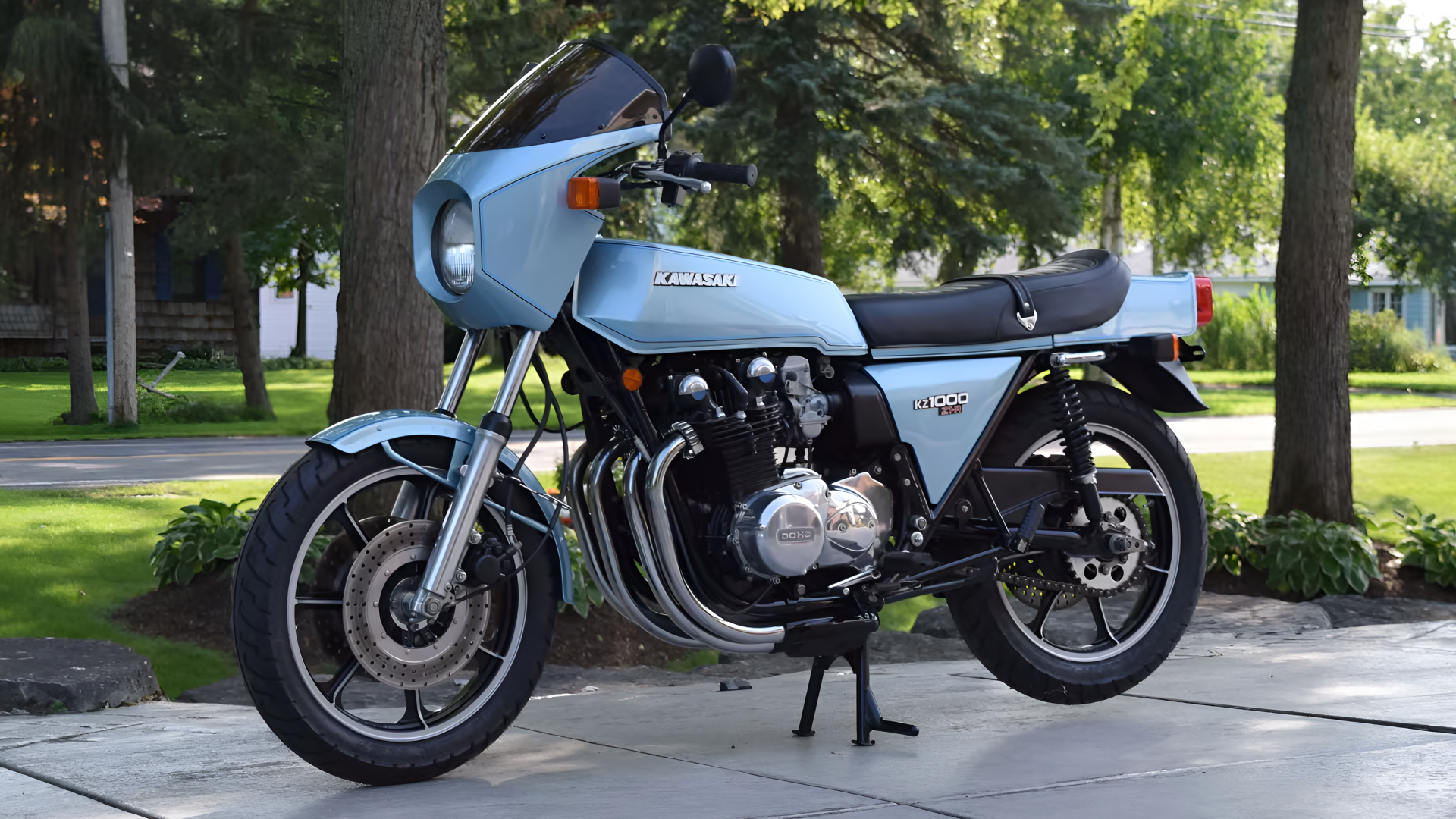 Vista frontal do terceiro quarto da Kawasaki Z1-R 1978