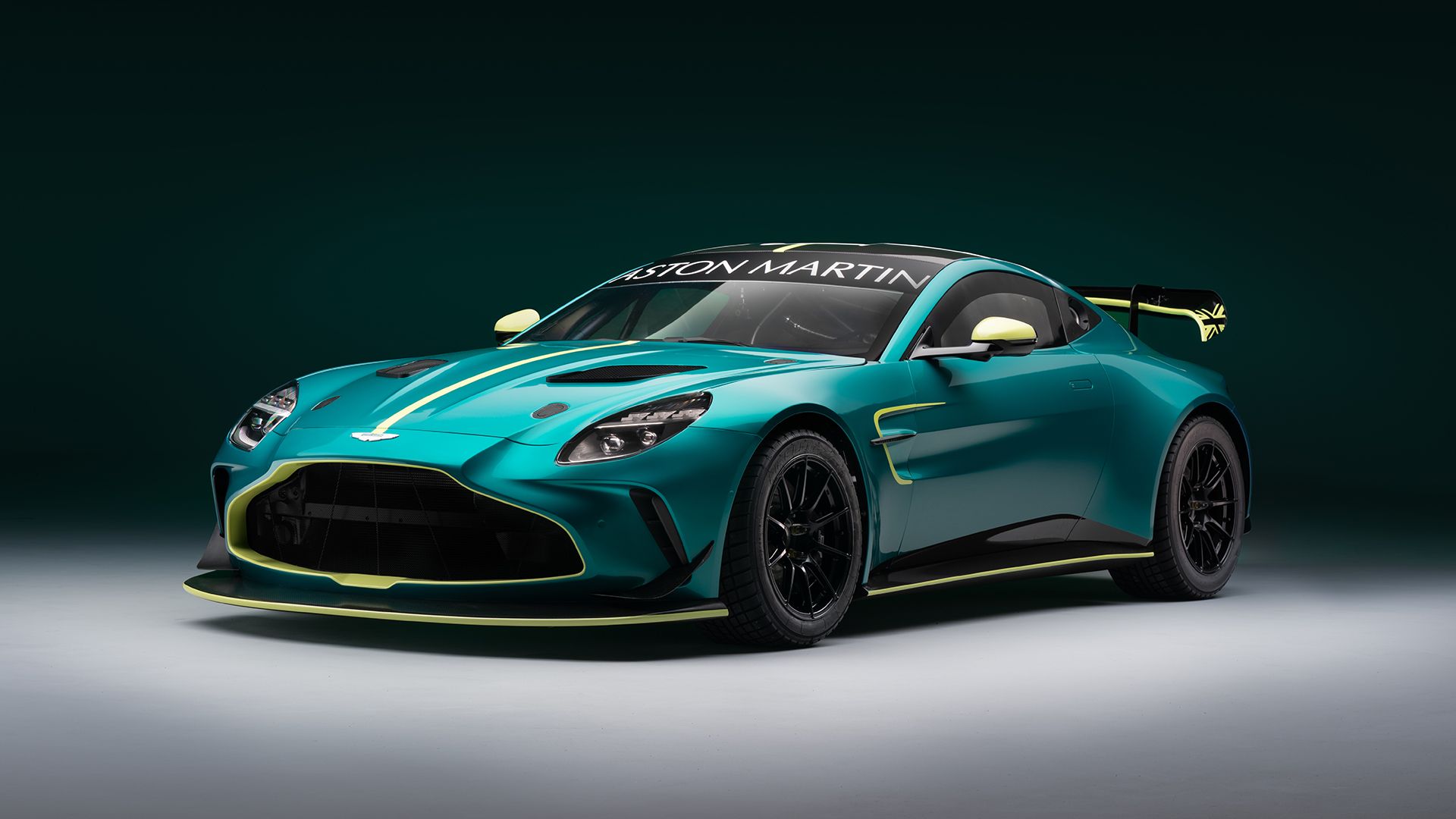 Aston Martin Vantage GT4 quarter front