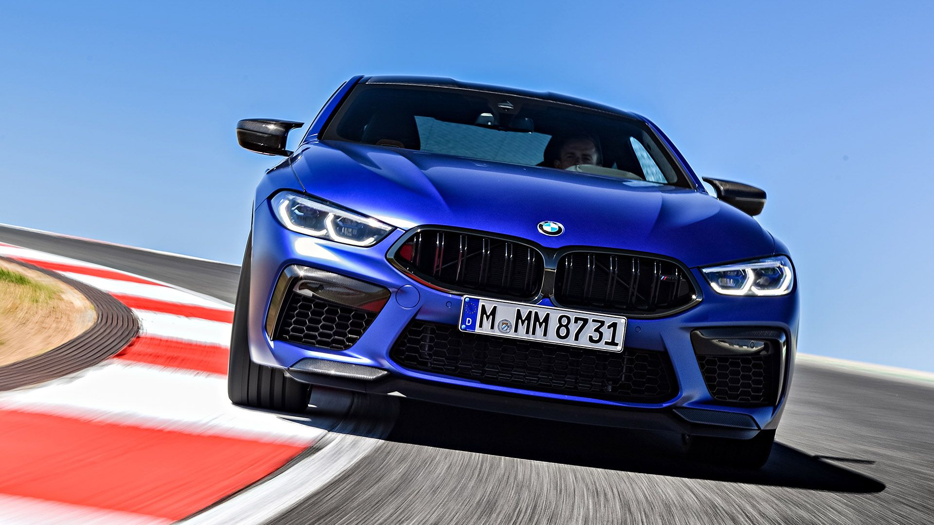 Condução azul do cupê da competição de BMW M8