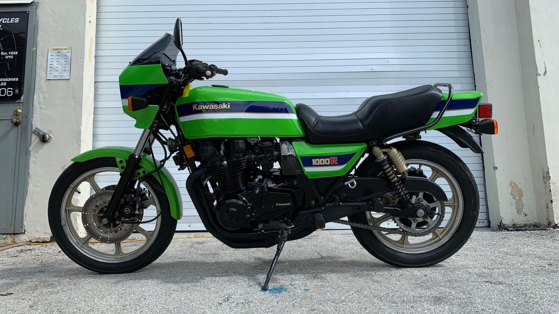 Vista lateral do perfil da Kawasaki KZ1000R Eddie Lawson Replica 1983