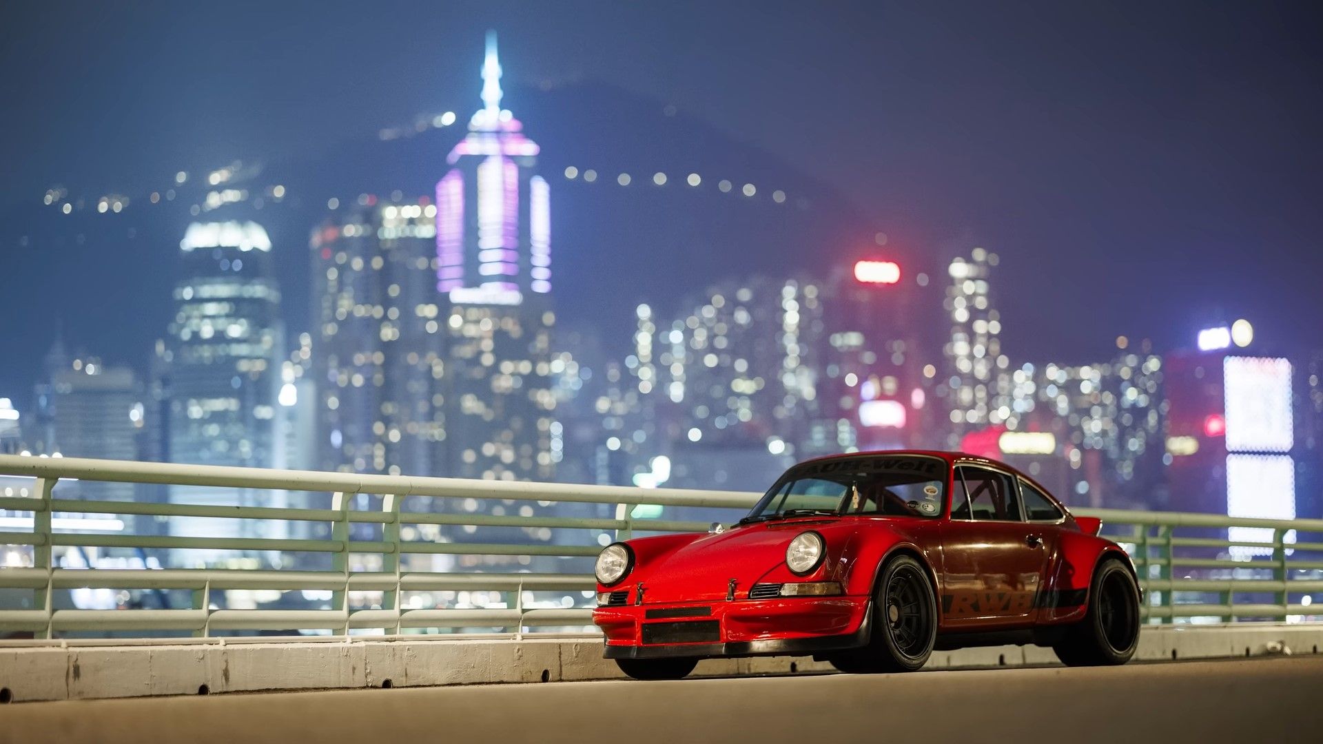 Um Porsche 911 2.7 RS RWB vermelho 1973 na frente