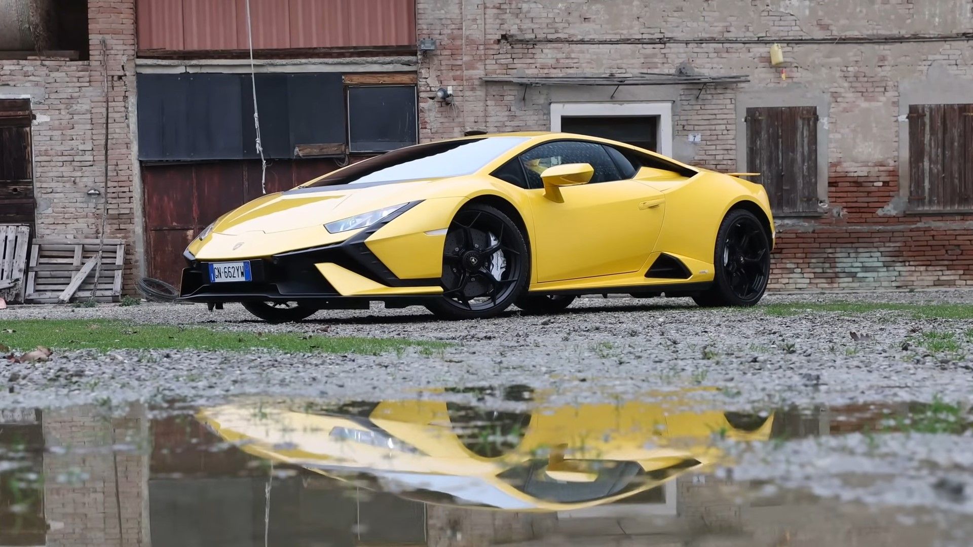 Foto do quarto frontal de um Lamborghini Huracán Tecnica amarelo de 2023