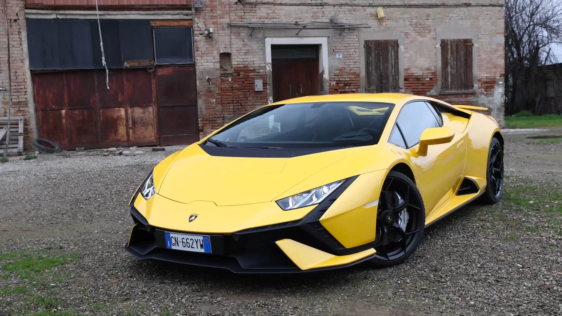 Foto do quarto frontal de um Lamborghini Huracán Tecnica amarelo de 2023