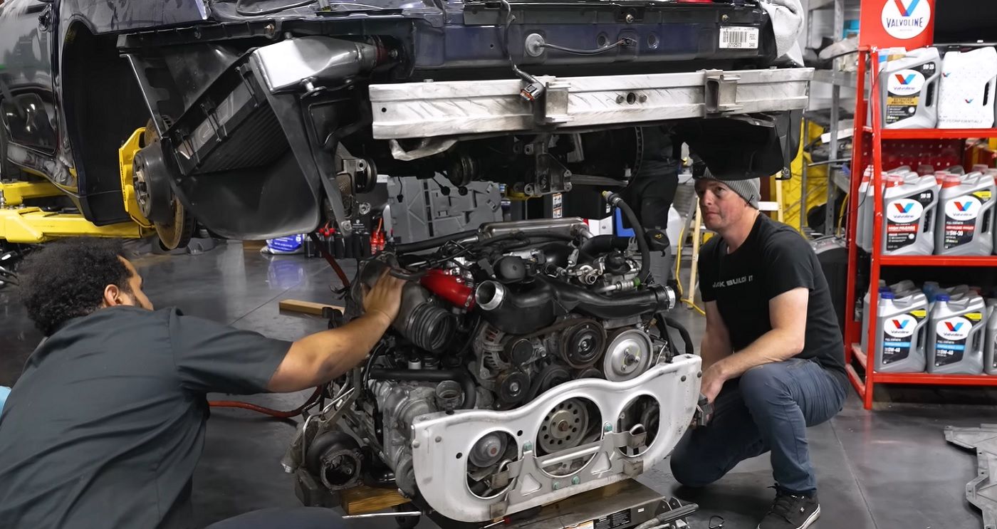 Instalação do motor Porsche 996 Turbo azul