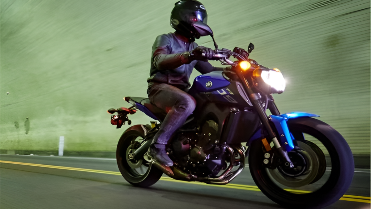 2016 Yamaha FZ-09 accelerating in a tunnel front third quarter view