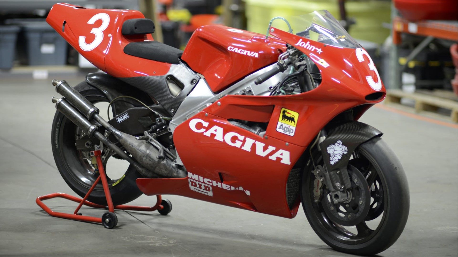 Vista frontal do terceiro quarto do Cagiva V593 de 1993