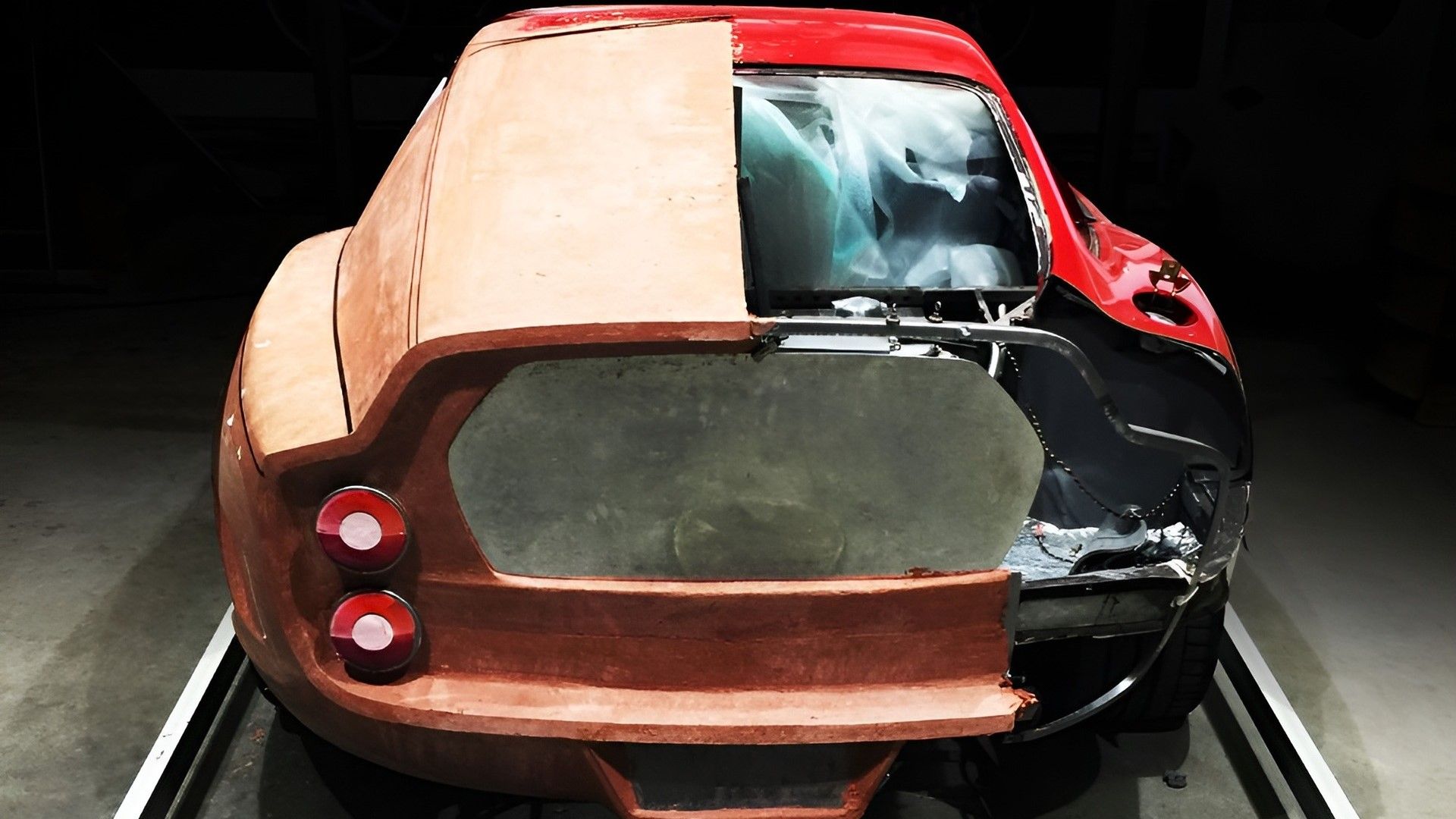 Uma maquete de argila vermelha 2002 da Ferrari 550 Breadvan Hommage de Niels Van Roij, foto traseira