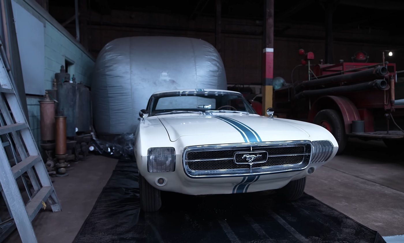 Mula de teste Ford Mustang 1962 branca e azul
