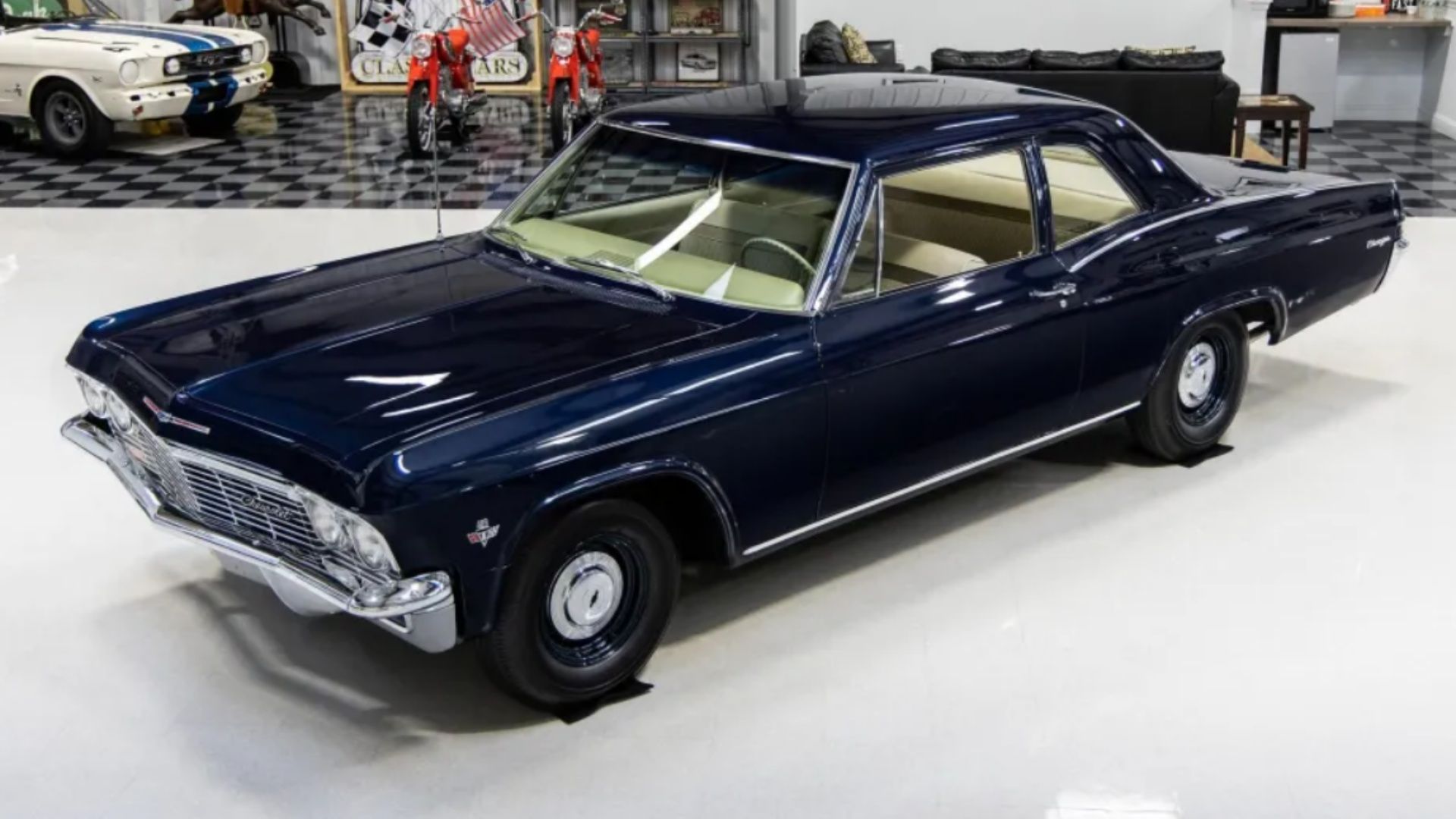 1965 Chevrolet Biscayne Sedan de duas portas 409/400 4 velocidades azul em uma loja