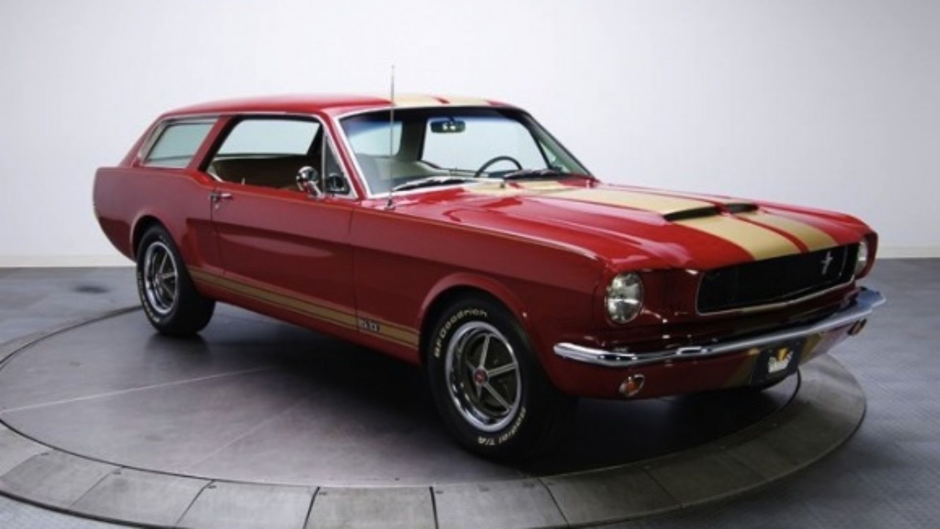 Conceito de um Ford Mustang Wagon 1965 vermelho