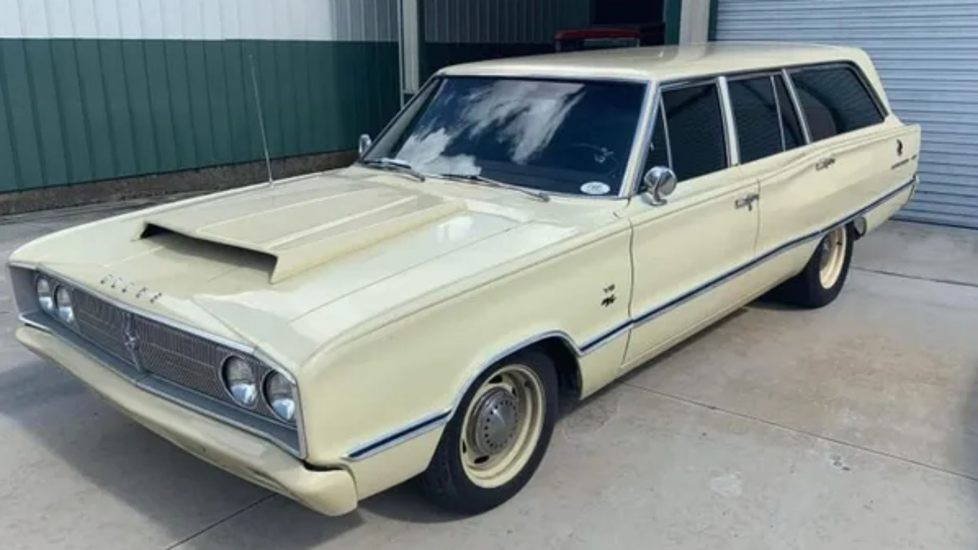 Imagem de um Dodge Coronet R/T Wagon 1967 branco