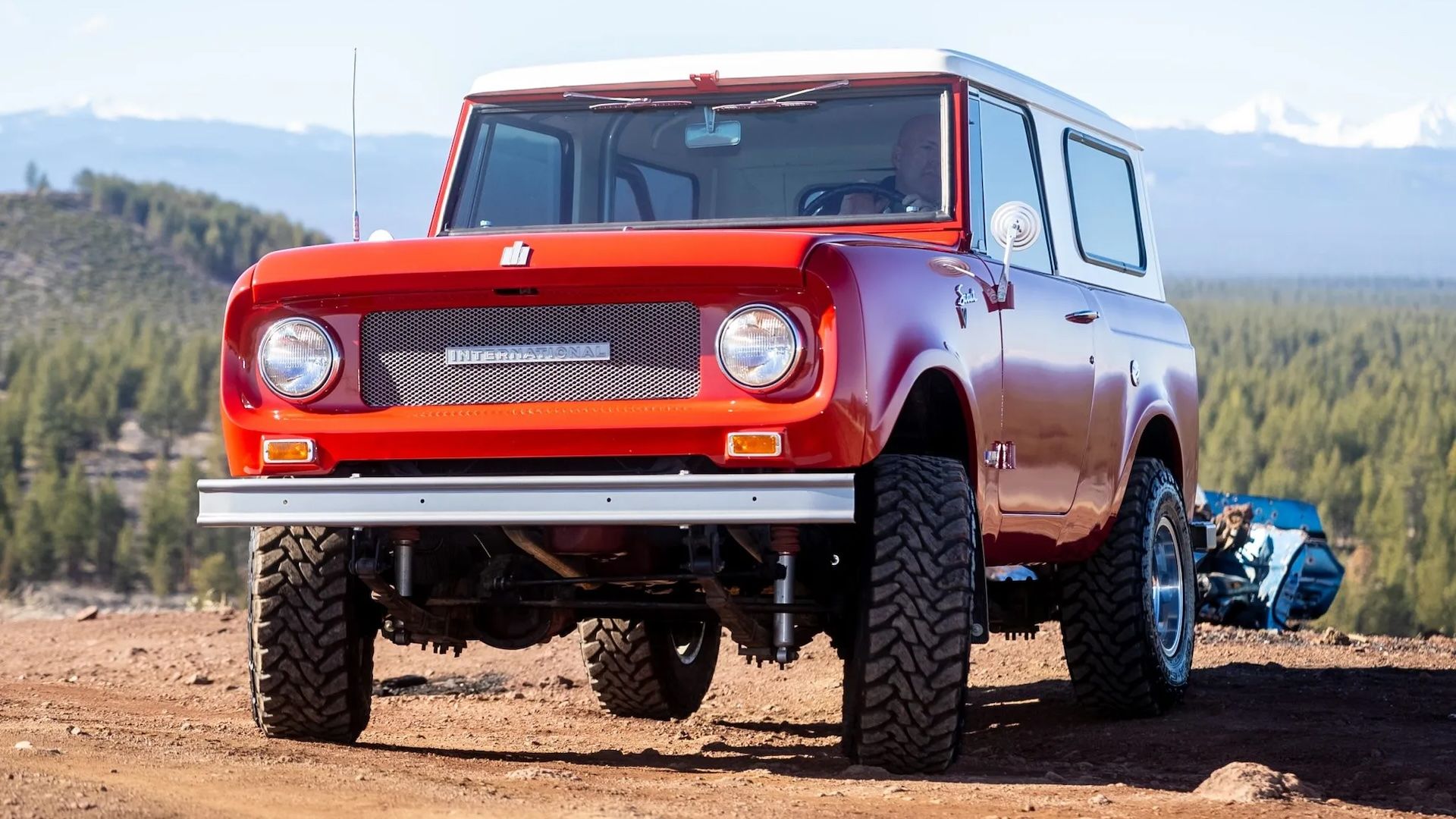 International Harvester Scout 800 in red