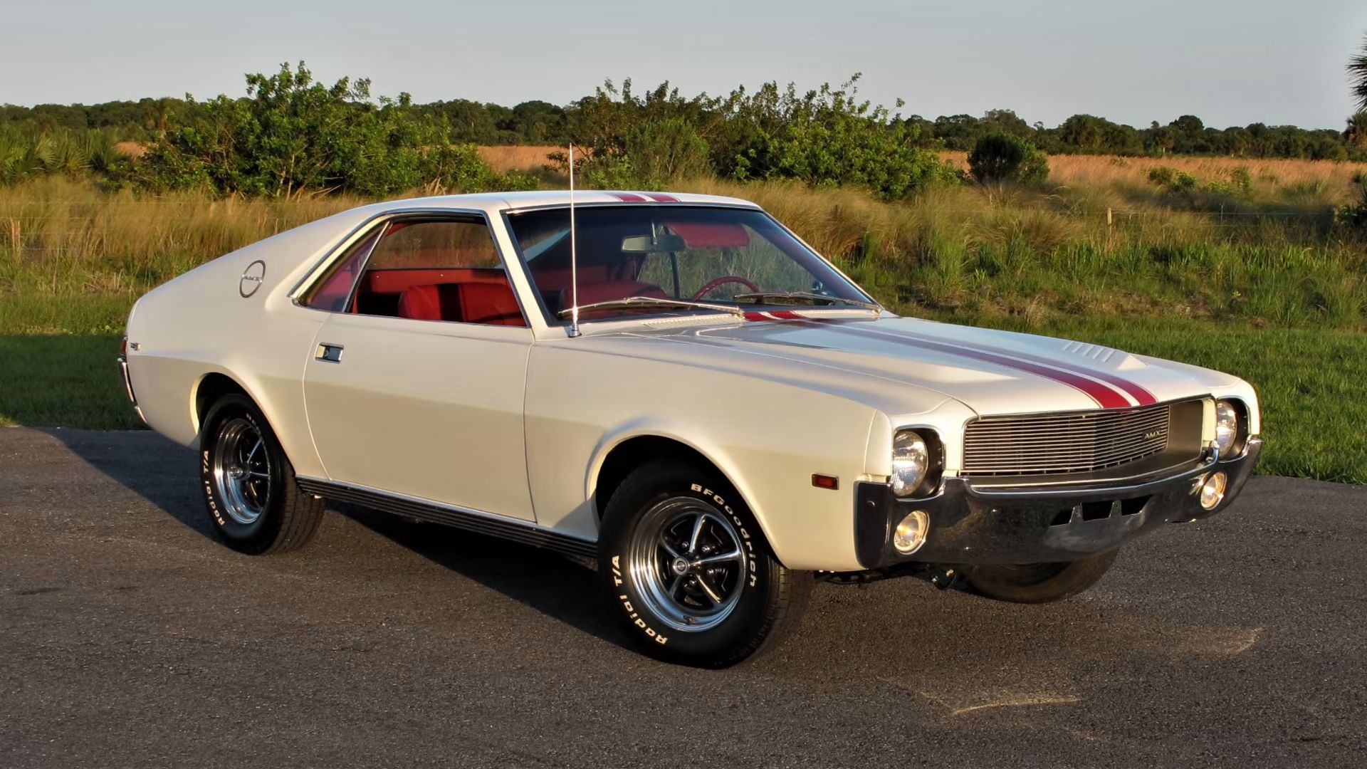 branco 1968 AMC AMX estacionado