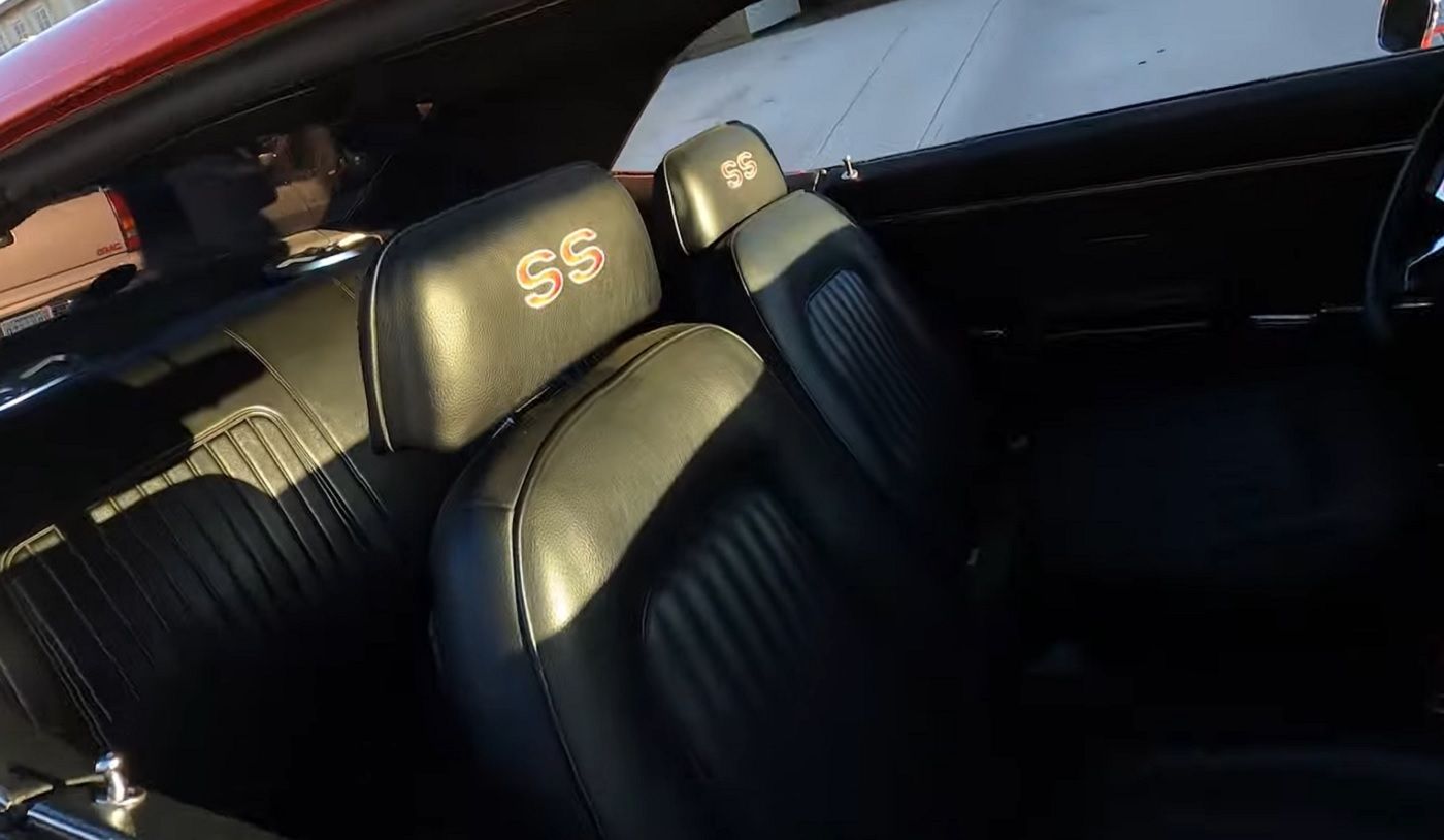 Interior vermelho do Chevrolet Camaro SS 1968