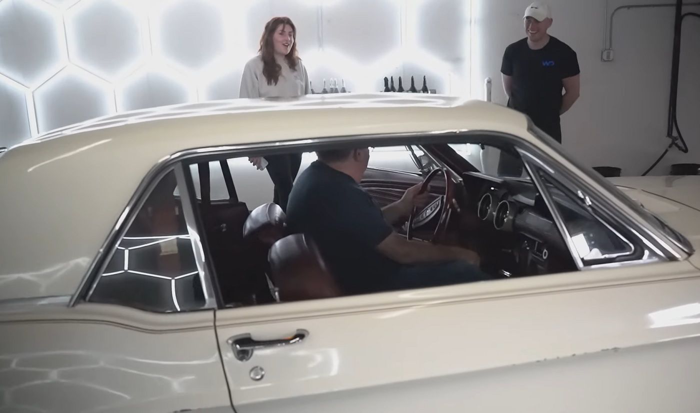 Ford Mustang 1968 branco com novo proprietário