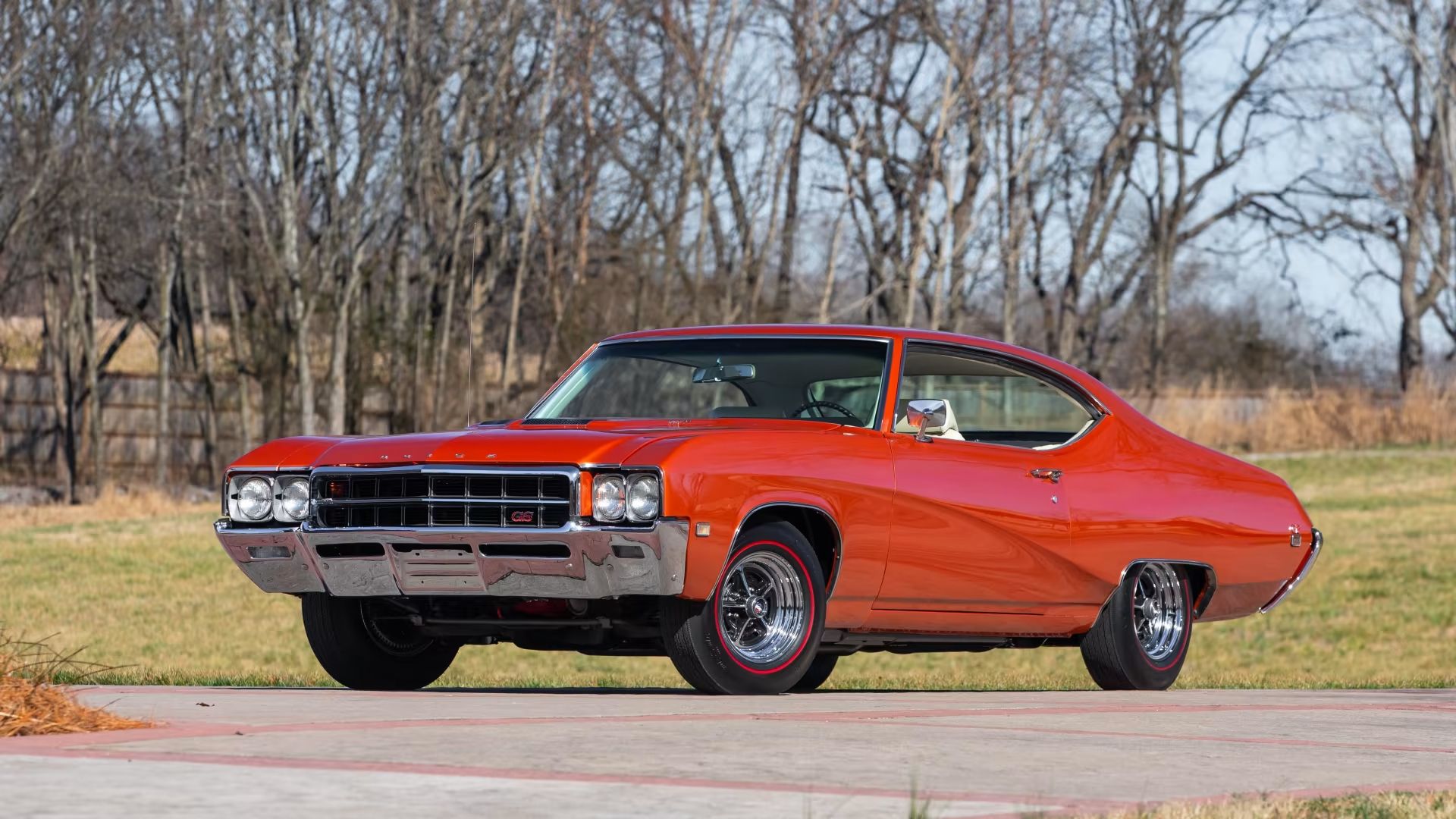 laranja 1969 Buick GS 400 Estágio 1 estacionado