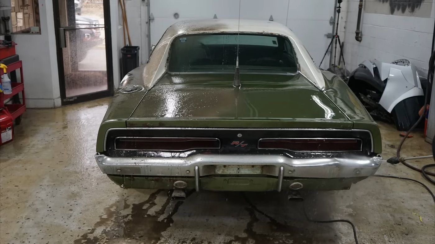 Verde 1969 Dodge Charger RT traseiro distante