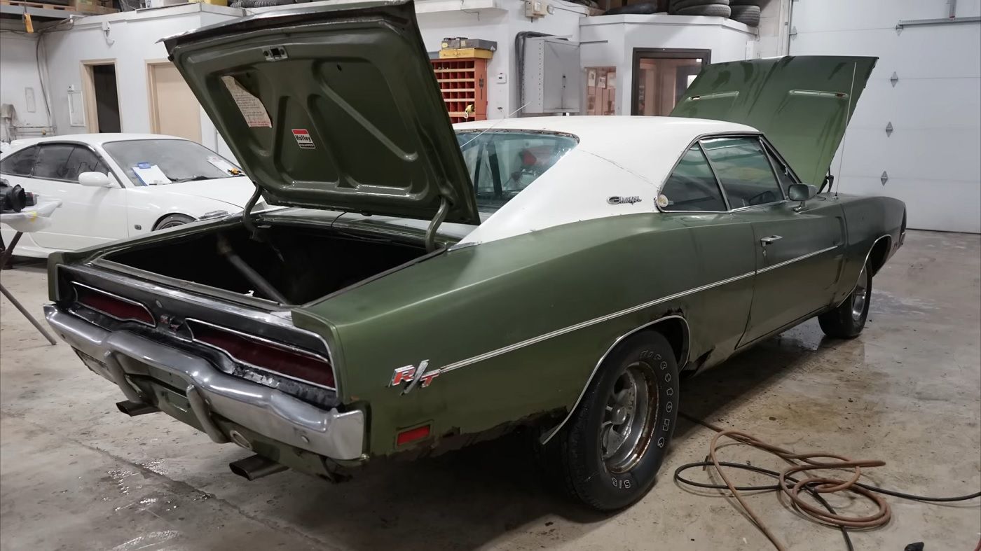 Verde 1969 Dodge Charger RT traseira