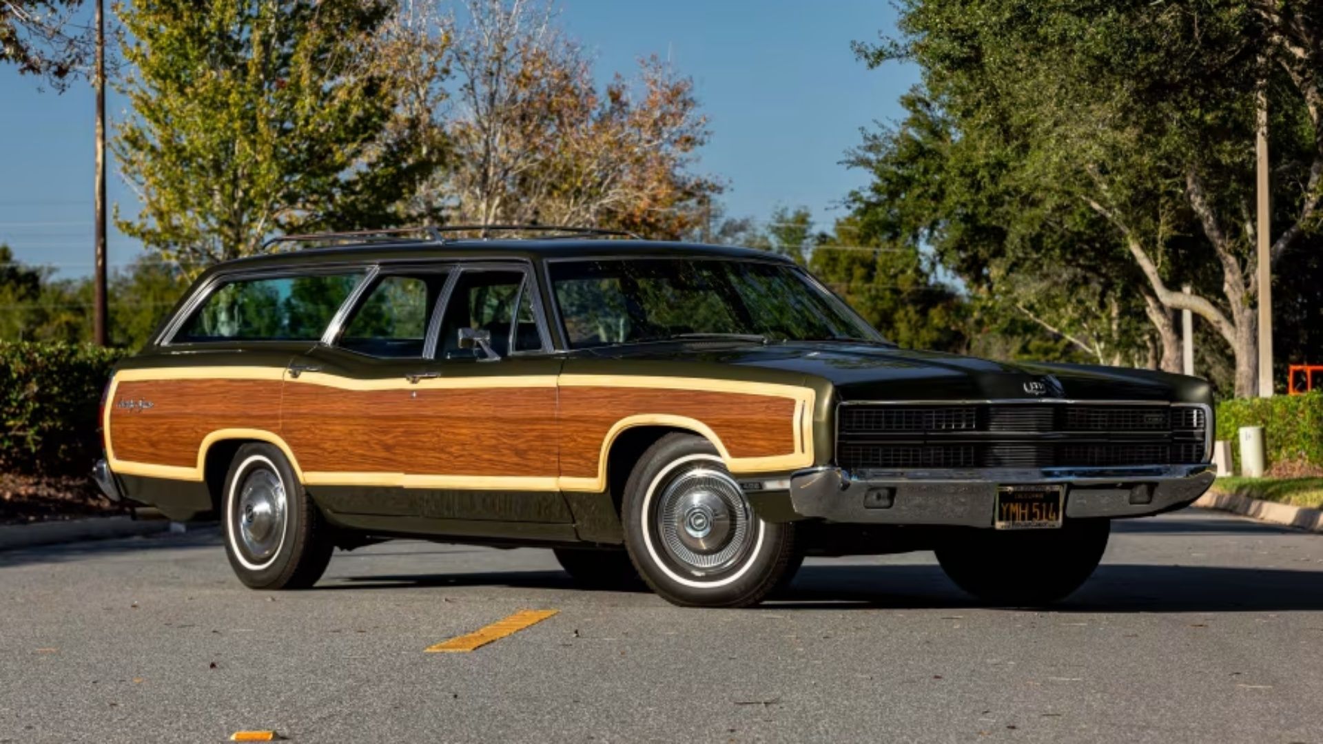 Imagens de um Ford Country Squire 1969 com laterais de madeira