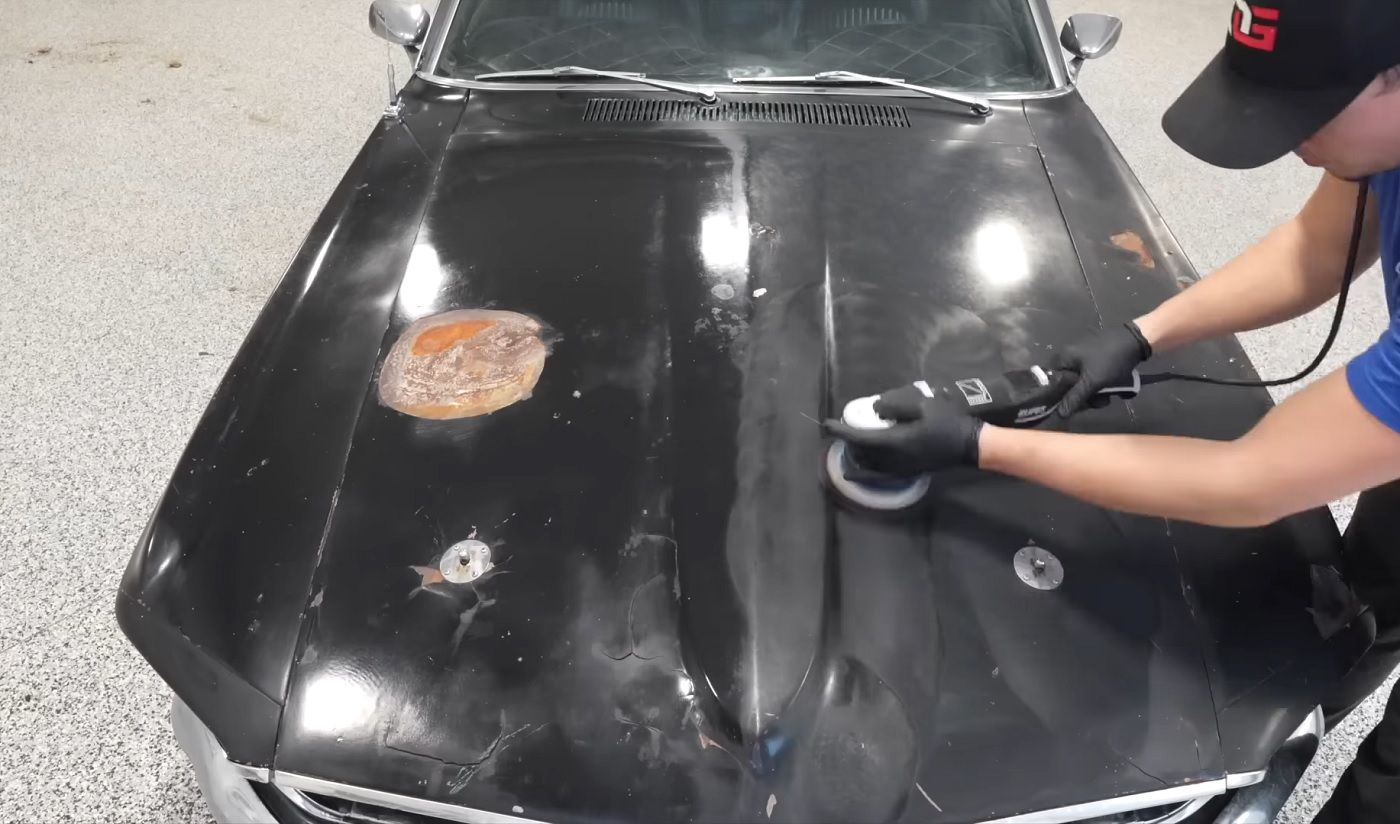 Capô preto do Ford Mustang 1969 polido