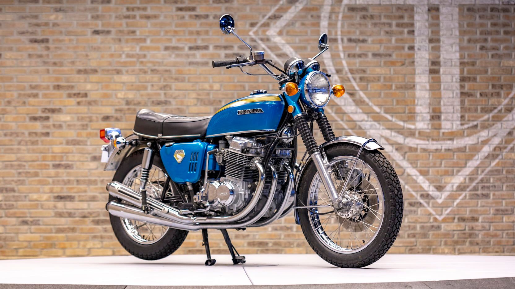Vista frontal do terceiro quarto da Honda CB750 1969