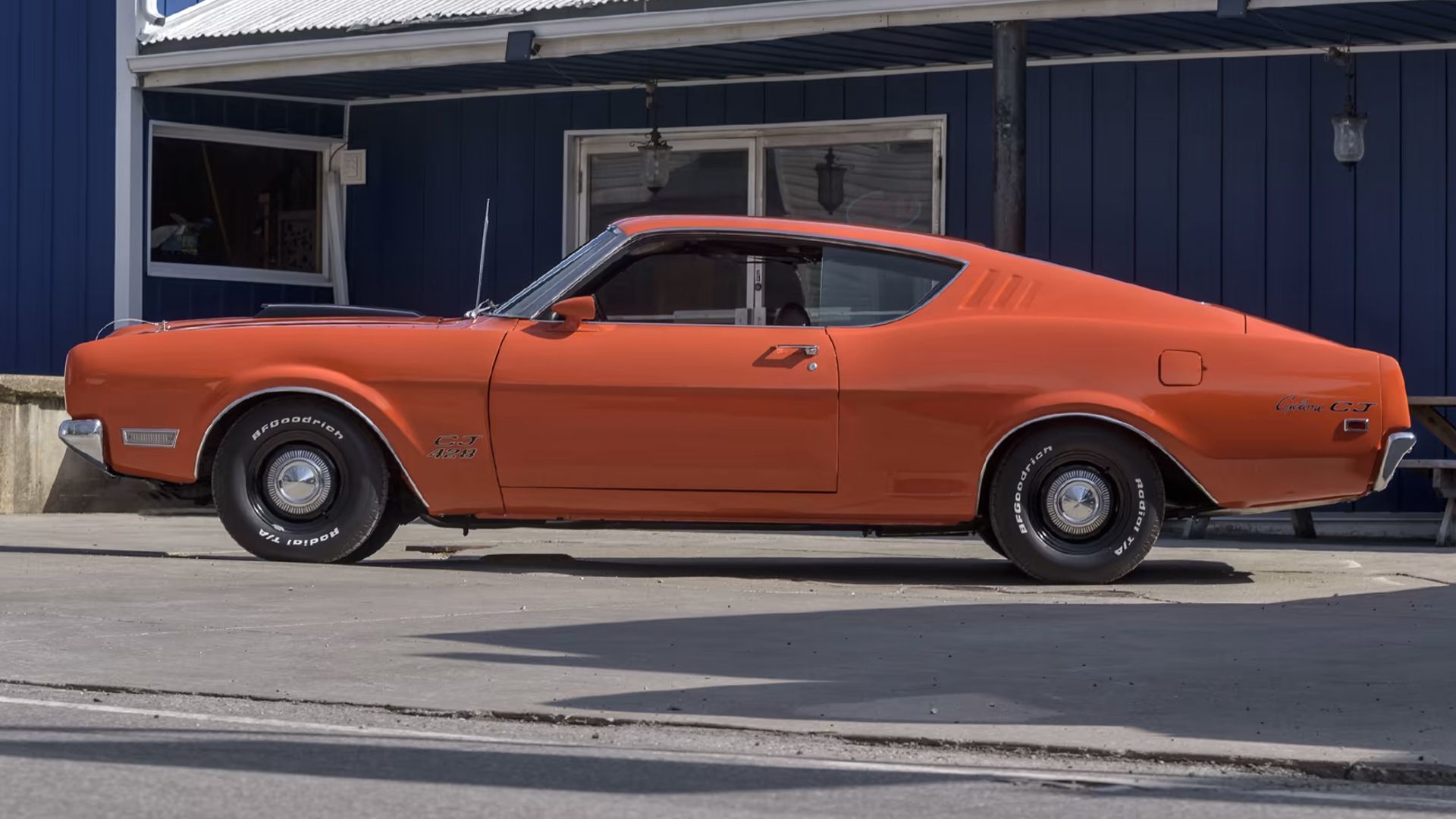 laranja 1969 Mercury Cyclone estacionado