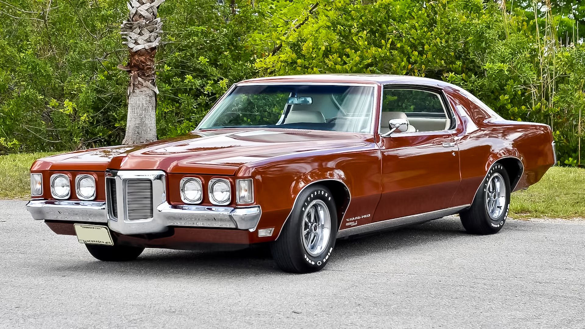 marrom 1969 Pontiac Grand Prix estacionado