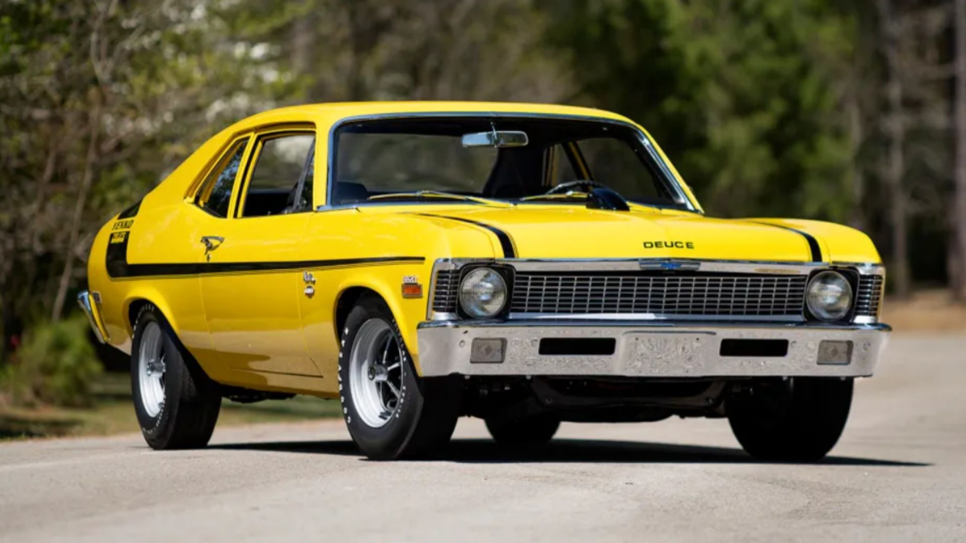 Chevrolet Nova Yenko Deuce LT-1 1970 em amarelo em uma rua.