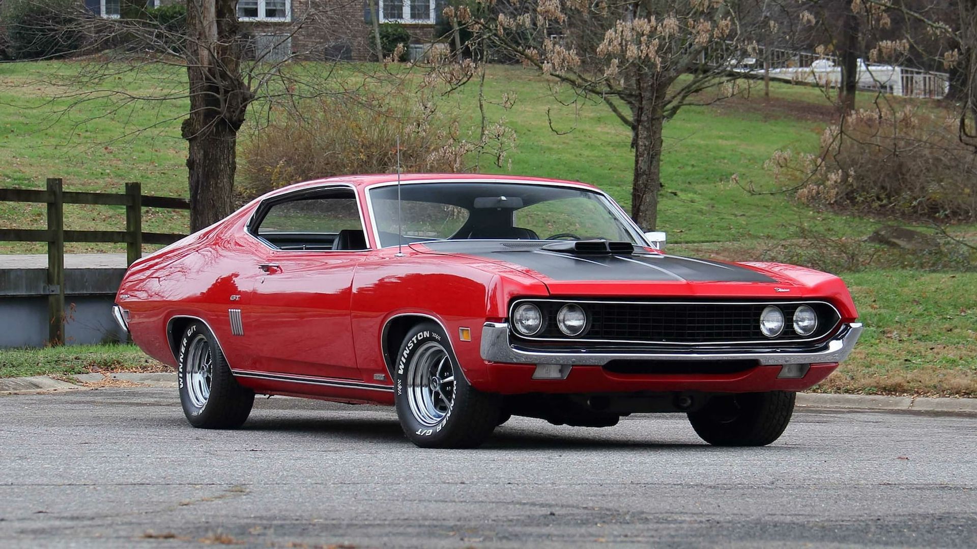 vermelho 1970 Ford Torino estacionado