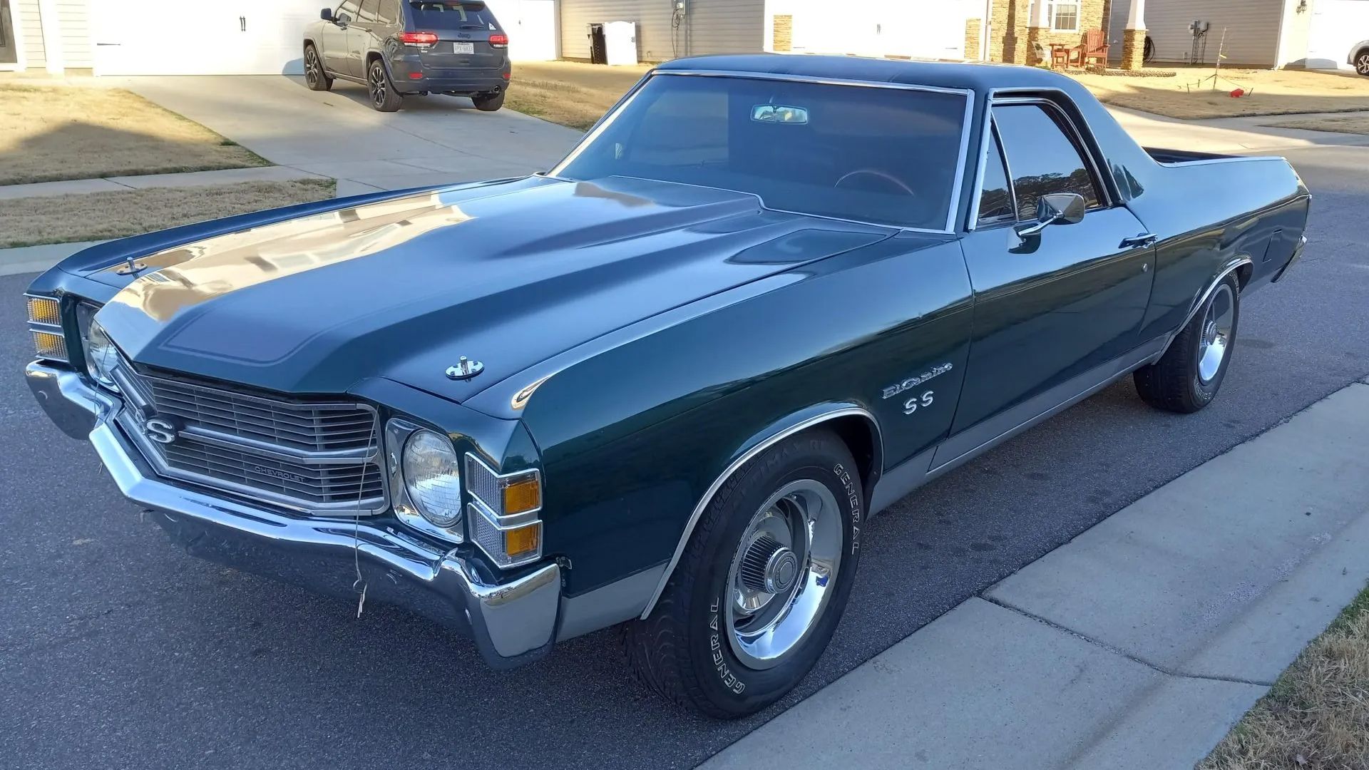 verde 1971 GMC Sprint estacionado