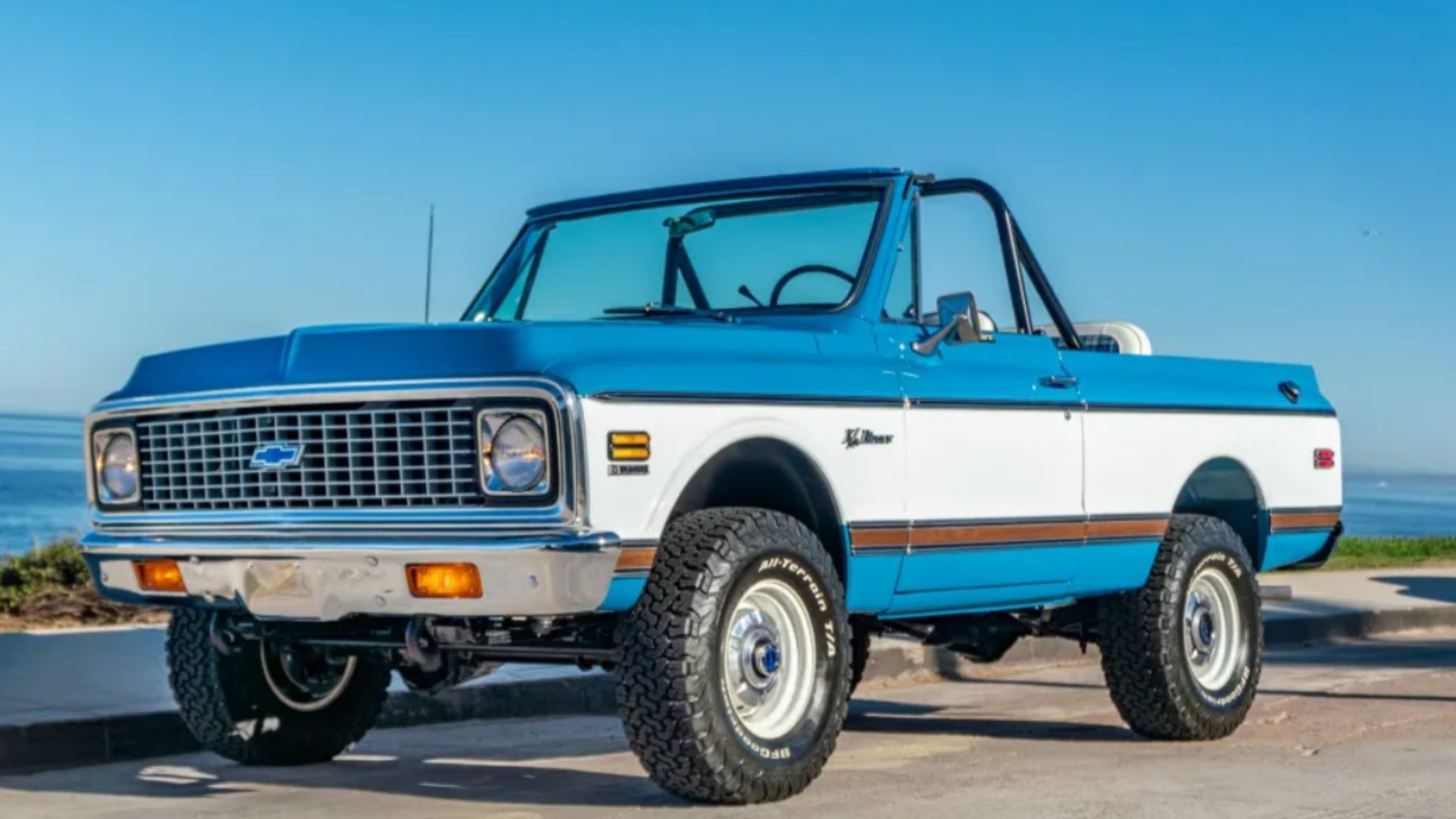Chevrolet K5 Blazer 4×4 1972 em azul com branco e marrom perto de um lago.