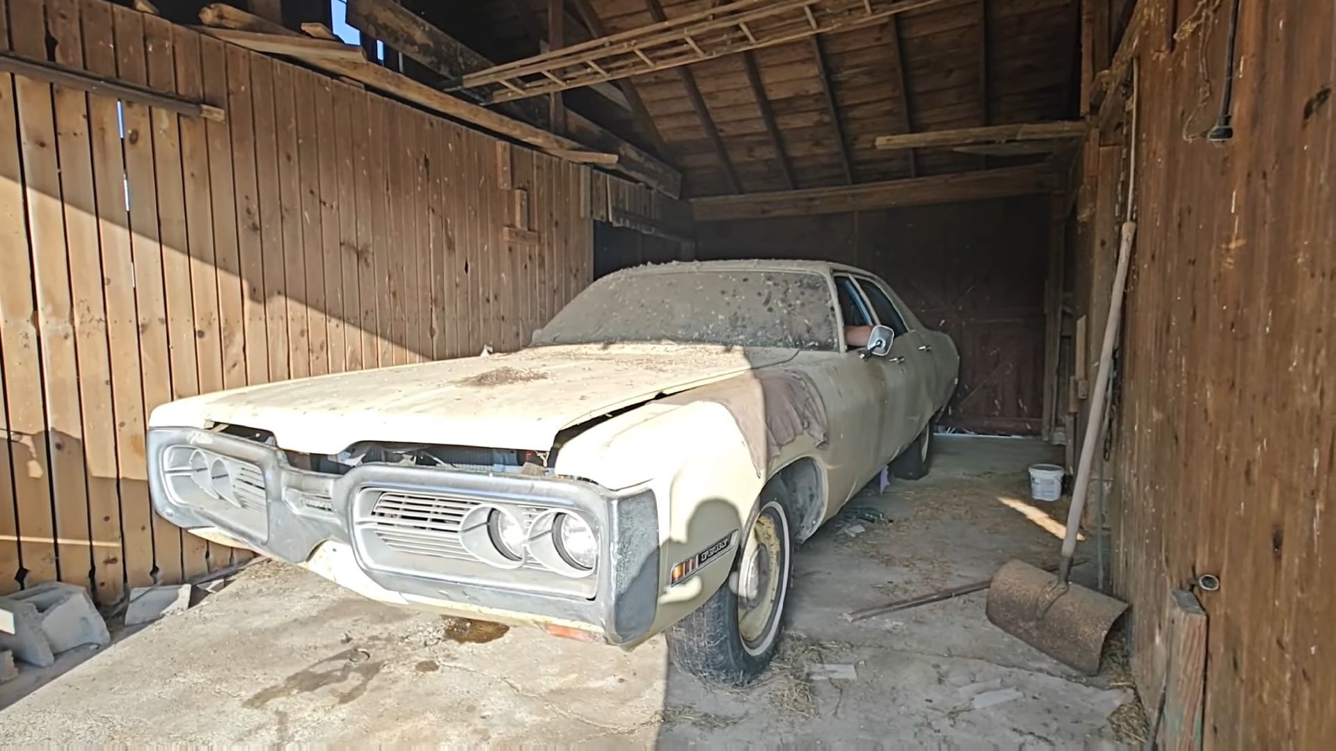 Creme 1972 Plymouth Fury