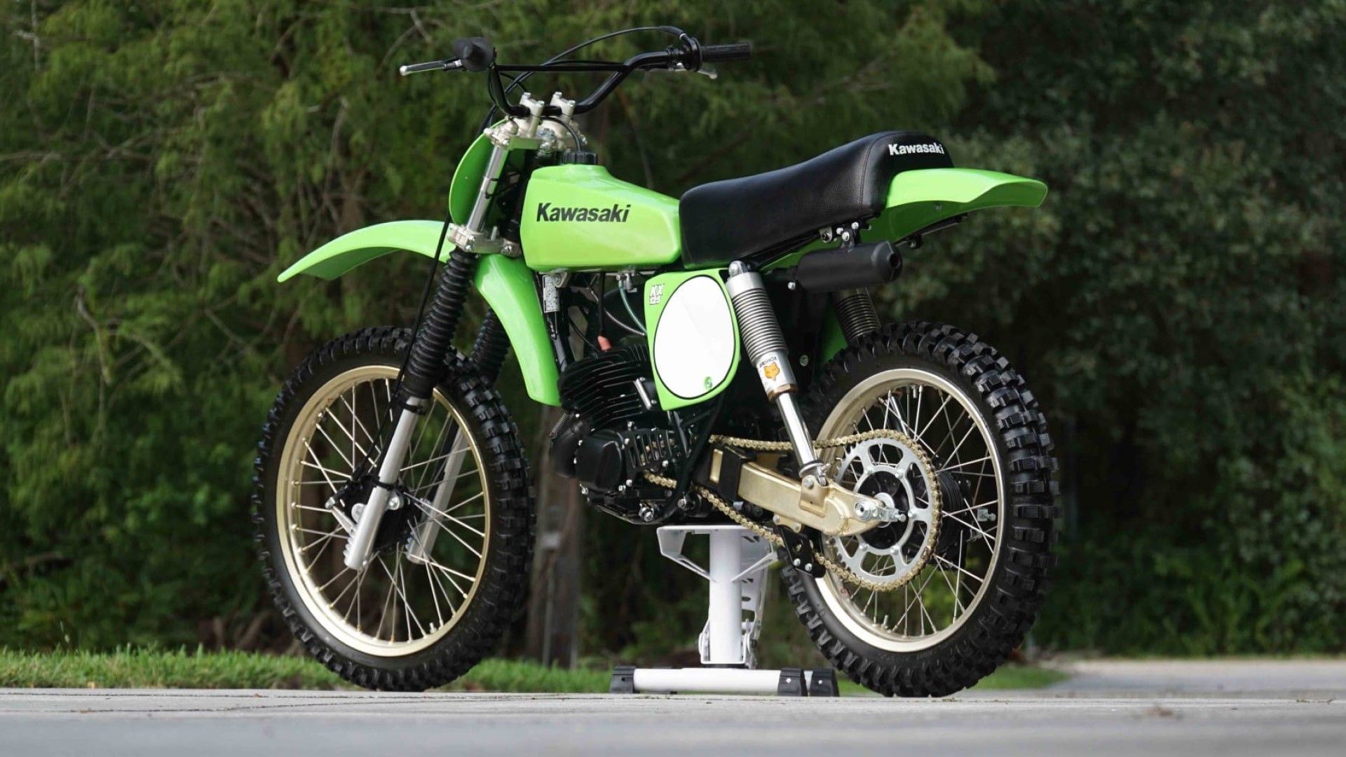 Vista traseira do terceiro quarto da Kawasaki KX1978 de 125