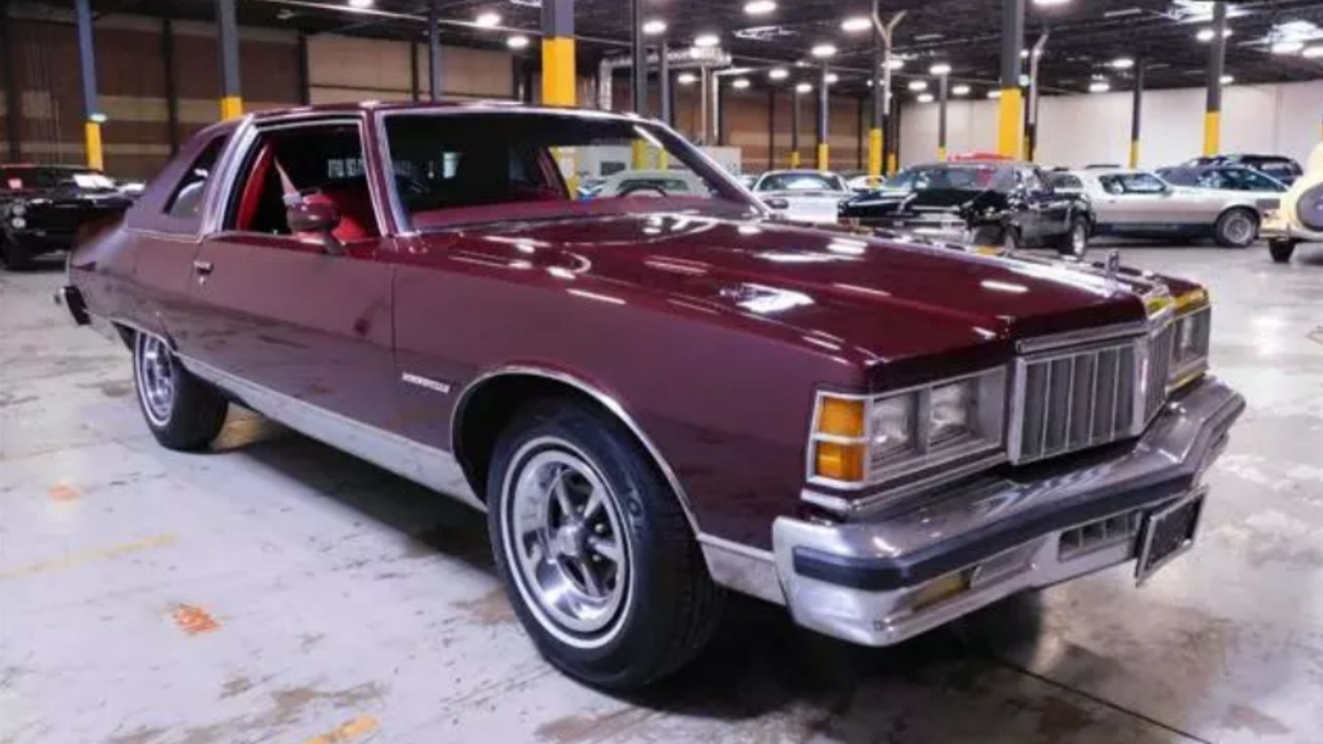 Pontiac Bonneville 1978 em Borgonha com rodas cromadas.