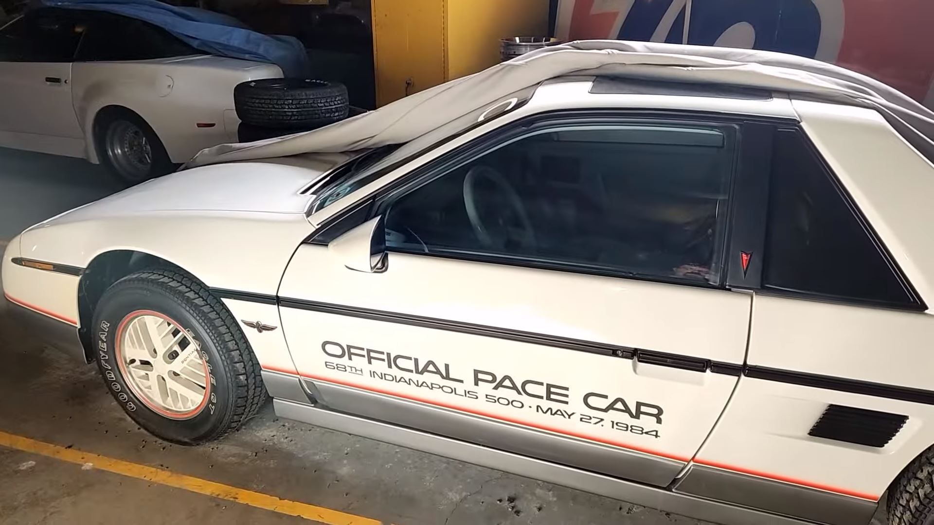 Lado do carro Pontiac Fiero Pace 1984