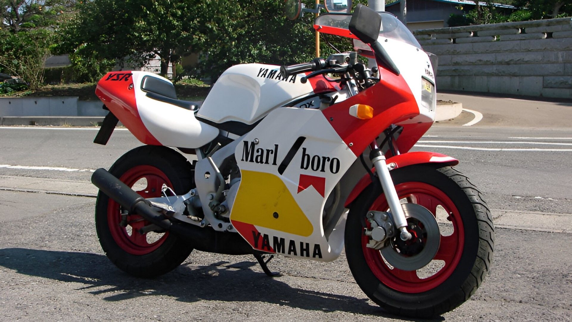Vista frontal do terceiro quarto da Yamaha YSR80 de 1986
