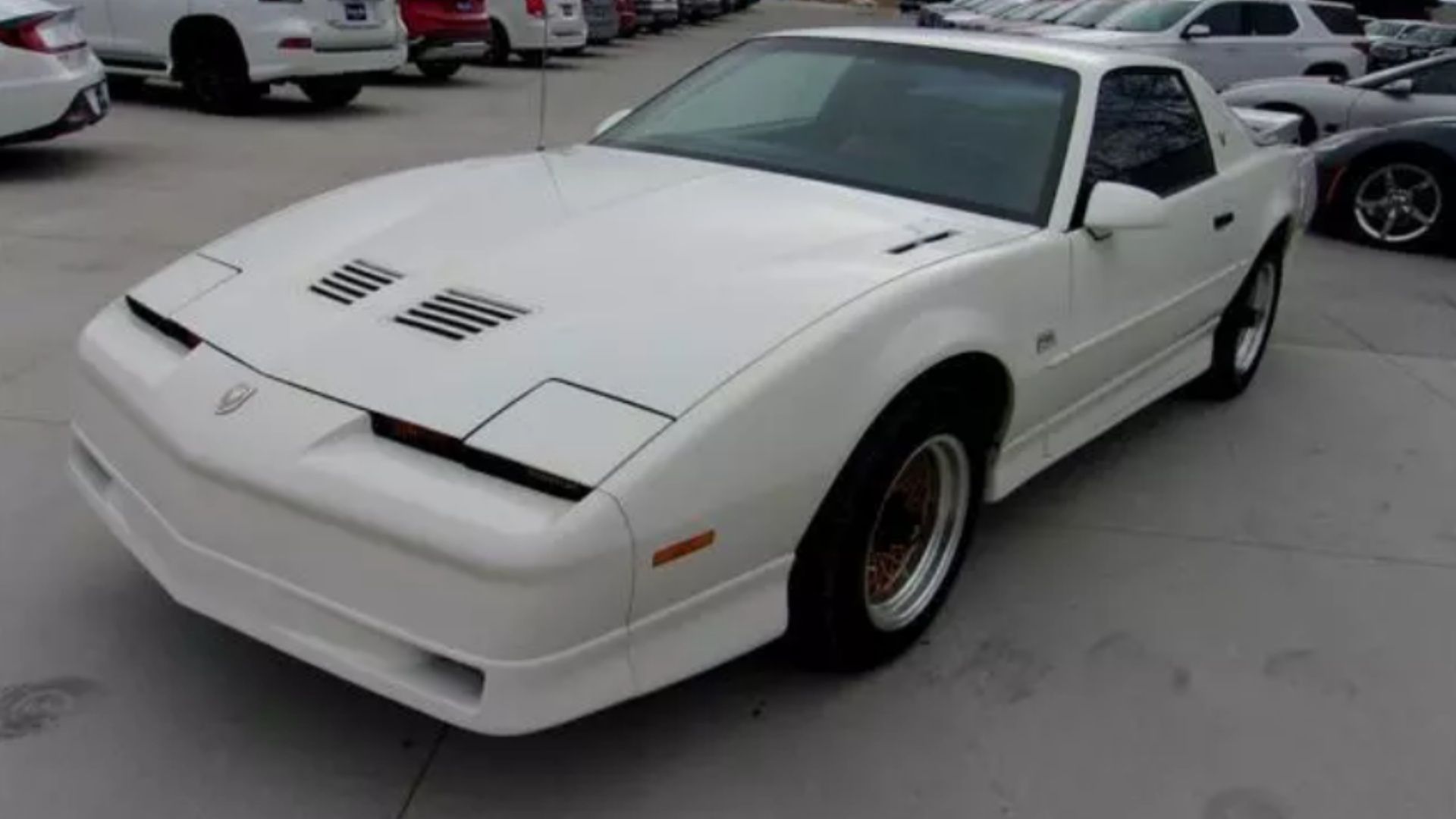 Pontiac Firebird Trans Am 1988 em branco em uma concessionária de automóveis.