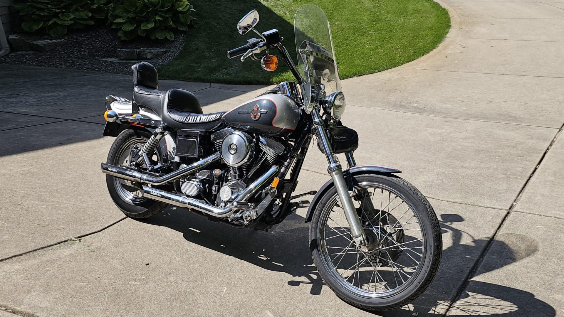 Vista frontal do terceiro trimestre da Harley-Davidson Dyna Wide Glide 90º aniversário de 1993