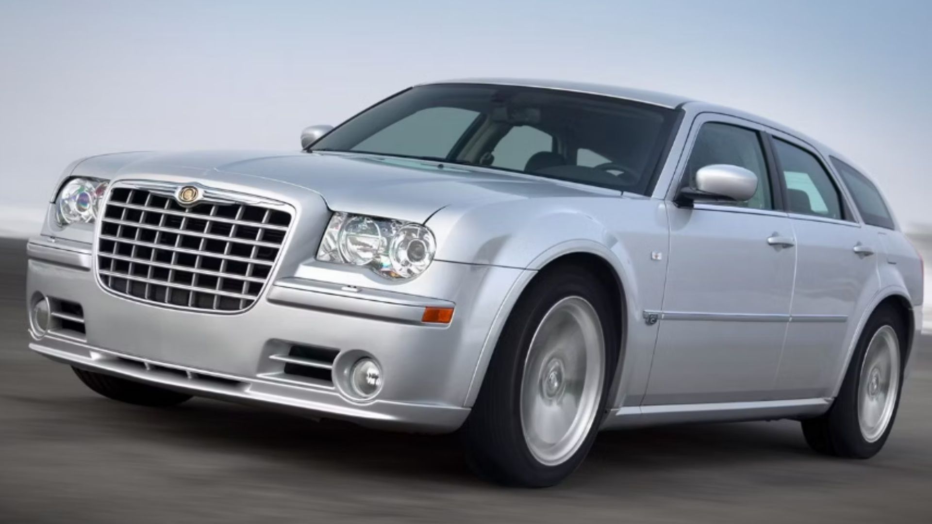 Prata 2006 Chrysler 300C SRT8 Wagon dirigindo