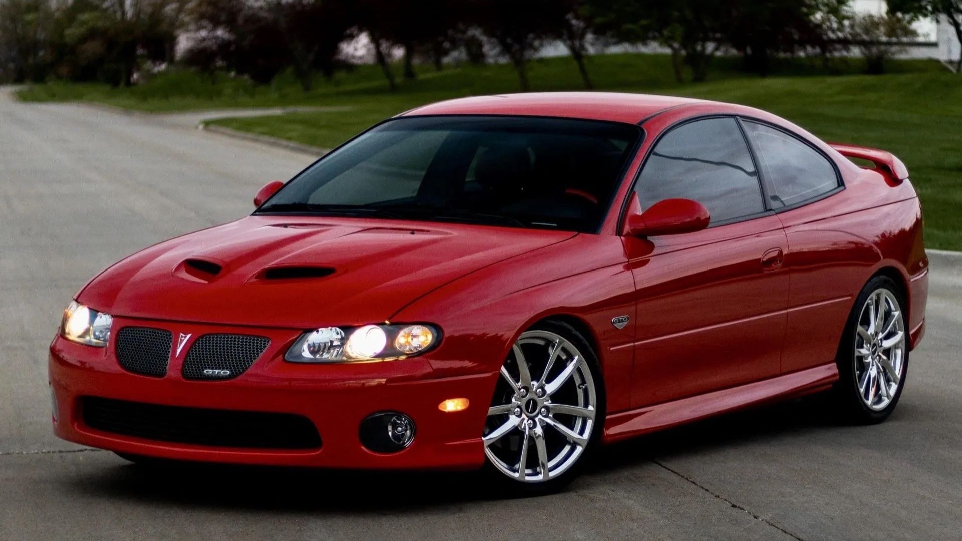 Vermelho 2006 Pontiac GTO estacionado