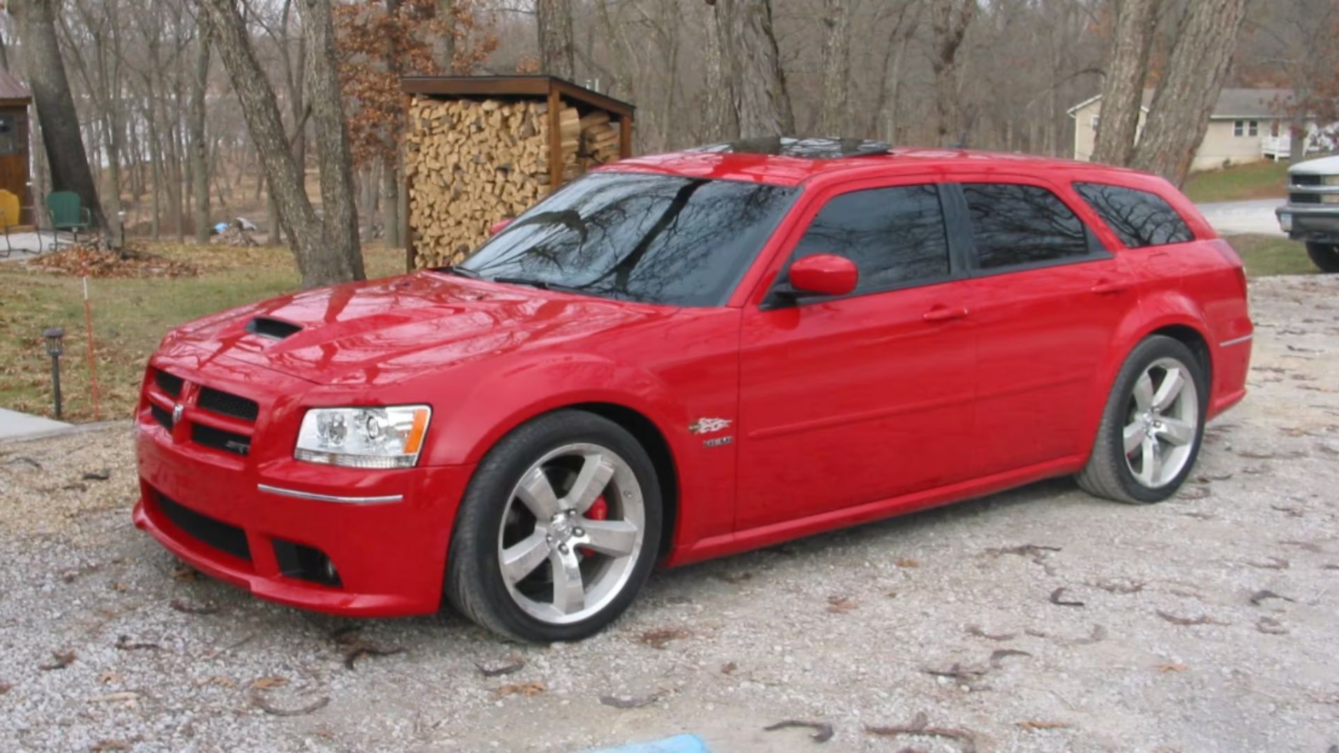 Imagem de um Dodge Magnum SRT8 Wagon 2008 vermelho