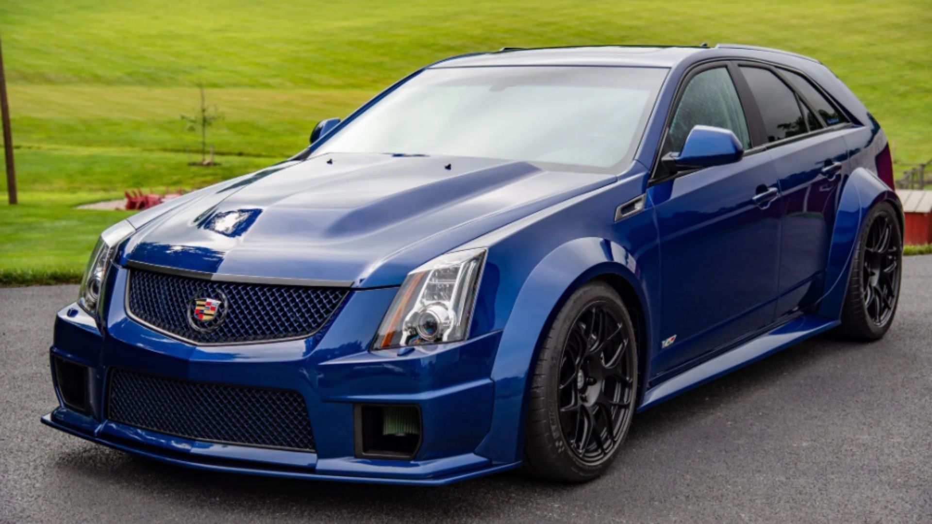 Imagem de um Cadillac CTS-V Wagon 2012 azul modificado