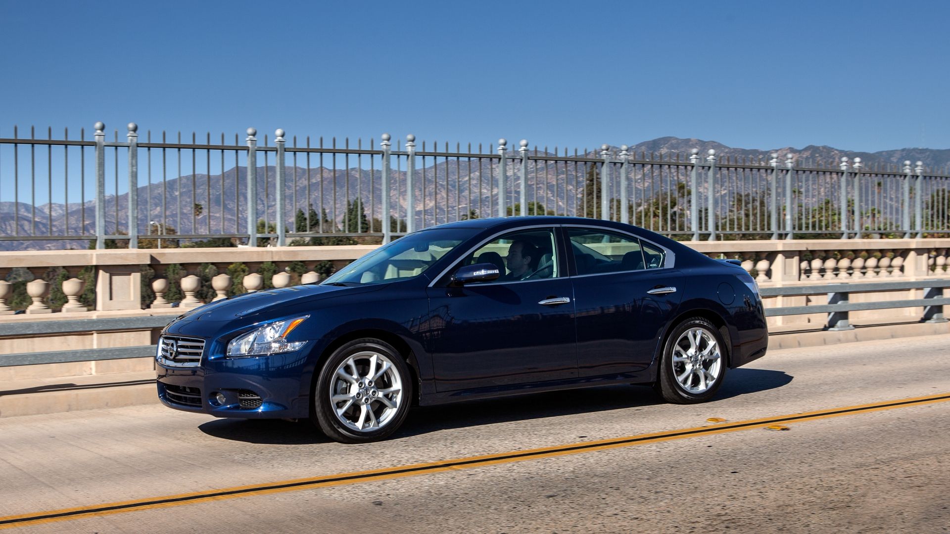 Foto de ação lateral esquerda do Nissan Maxima 2014