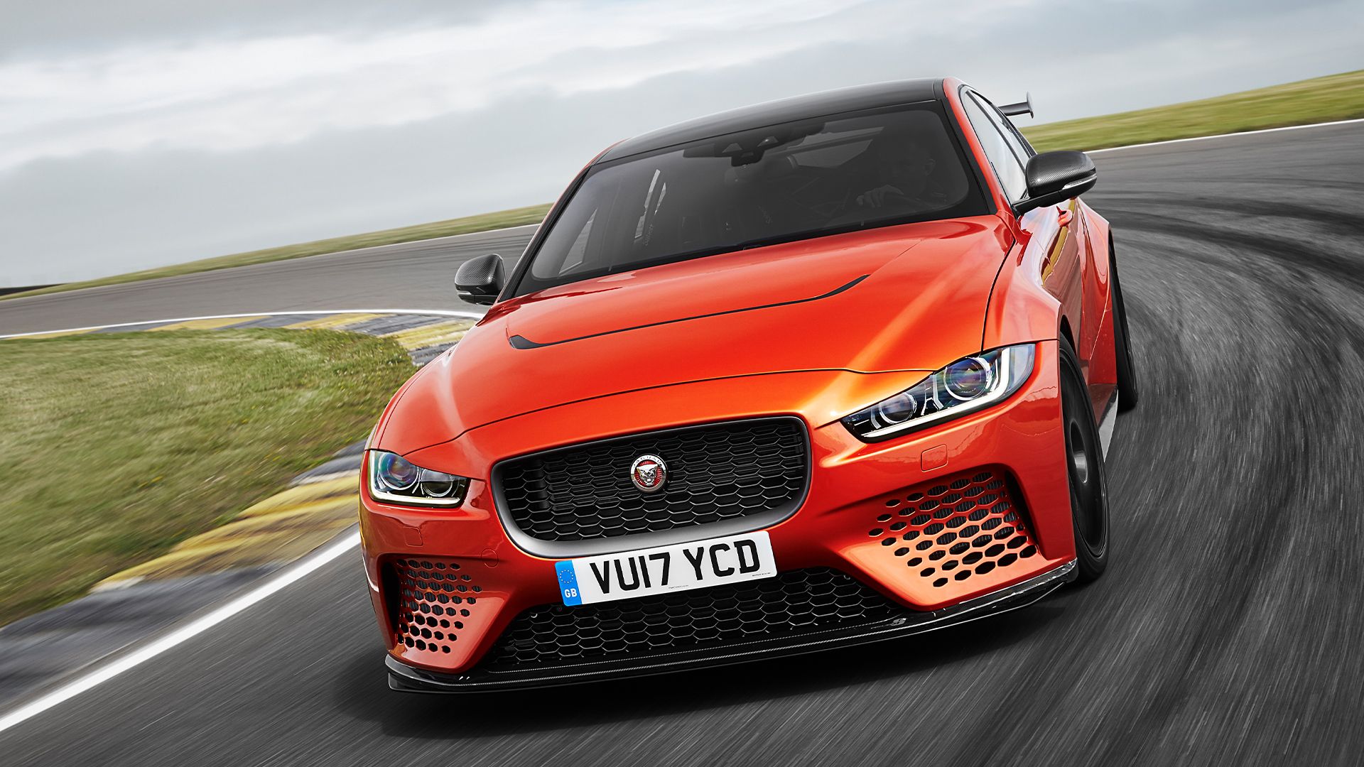 laranja 2019 Jaguar XE SV Project 8 dirigindo na pista