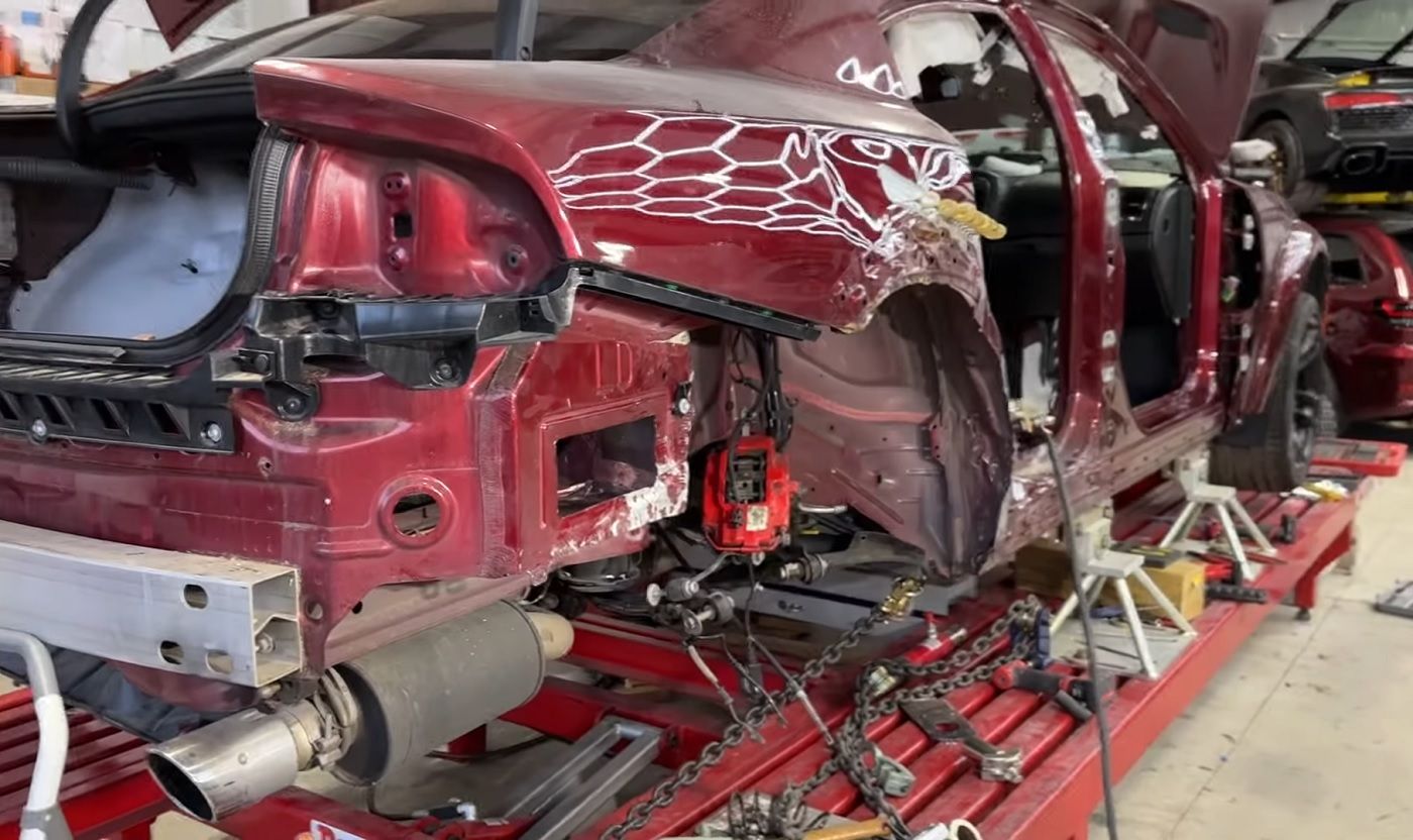 Danos ao Dodge Charger Hellcat vermelho 2020