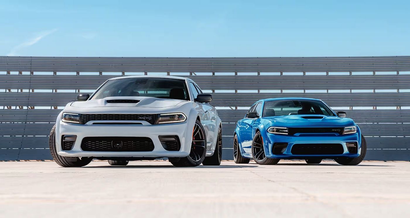 Gêmeos Dodge Charger 2023 brancos e azuis